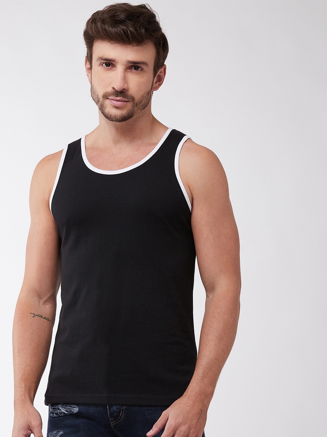 

GRITSTONES Men Black Solid Round Neck T-shirt