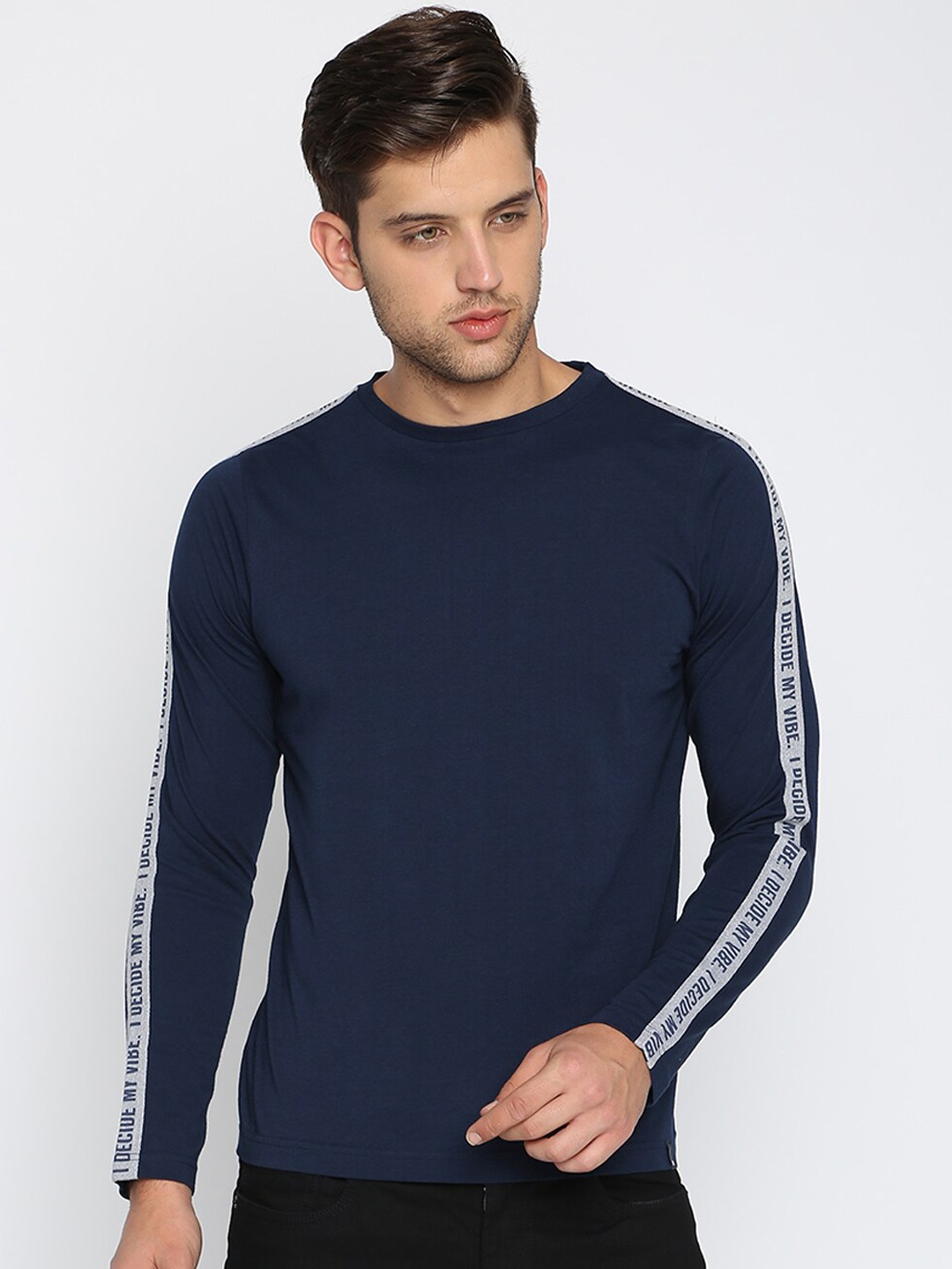

Basics Men Navy Blue Solid Round Neck T-shirt