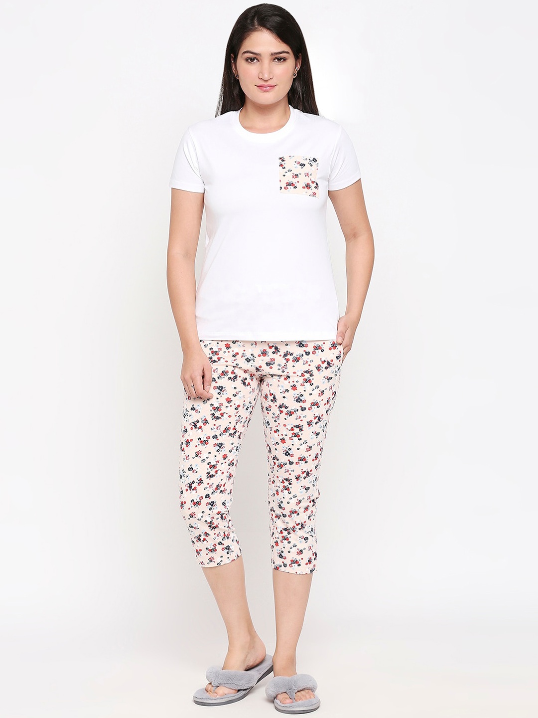 

XIN Women White & Peach-Coloured Solid Night suit