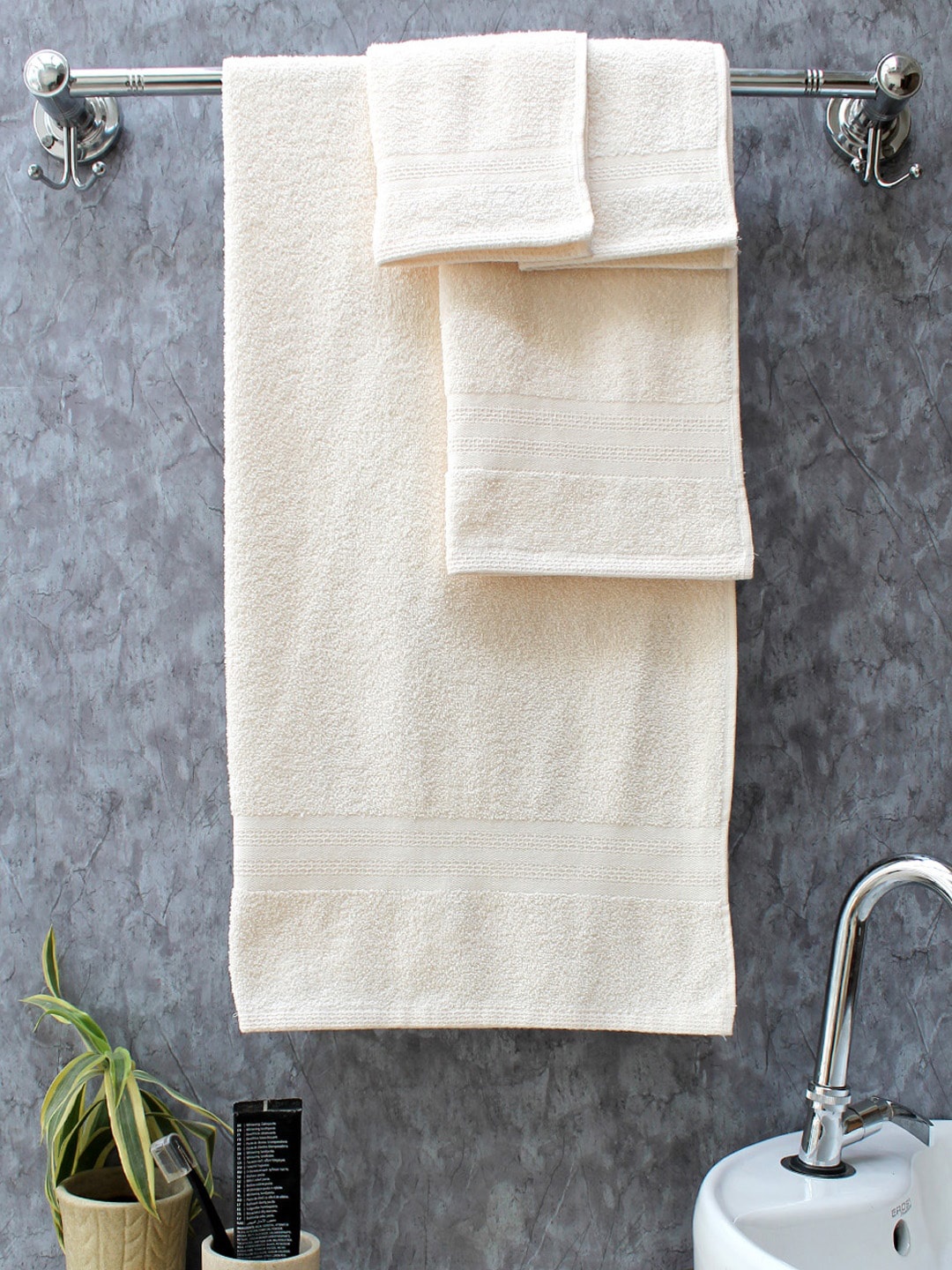 

AVI Living Off-White Set Of 4 Solid Quick Dry 400 GSM Anti-Microbial Towel Set
