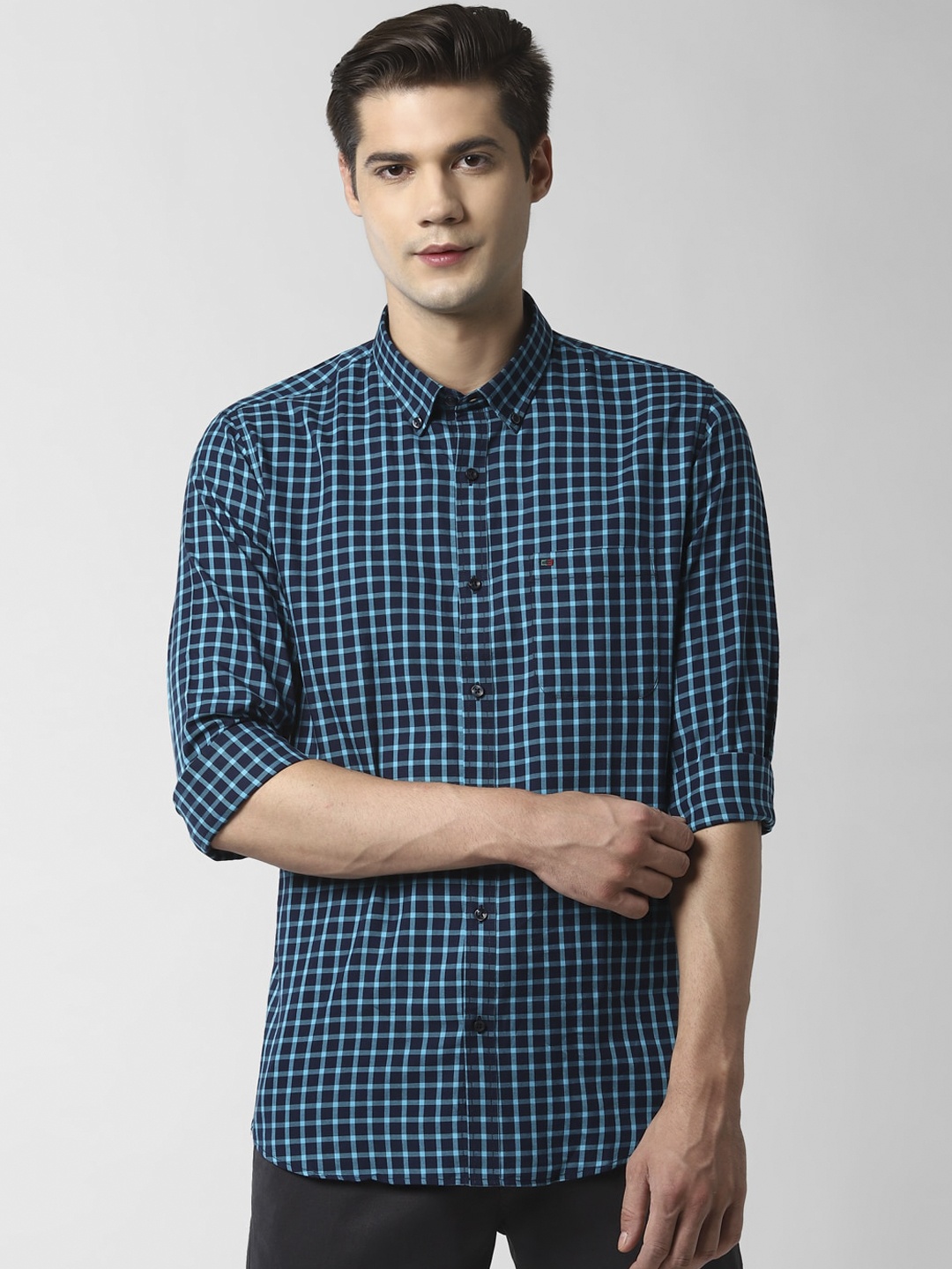 

Peter England Casuals Men Blue Pure Cotton Slim Fit Checked Casual Shirt
