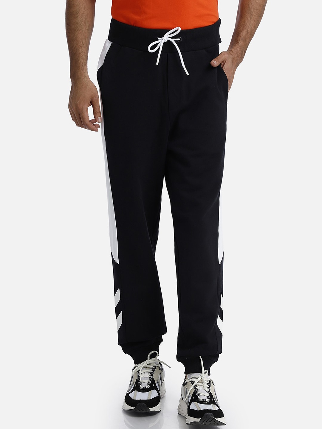 

hummel Men Black & White Solid Joggers