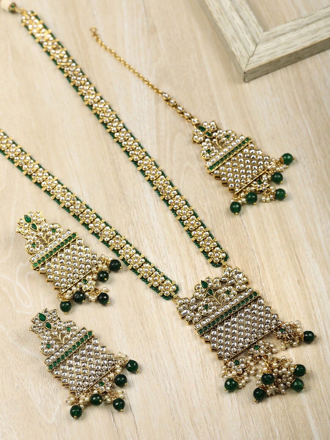 

Priyaasi Green Gold-Plated Kundan-Studded & Beaded Handcrafted Jewellery Set