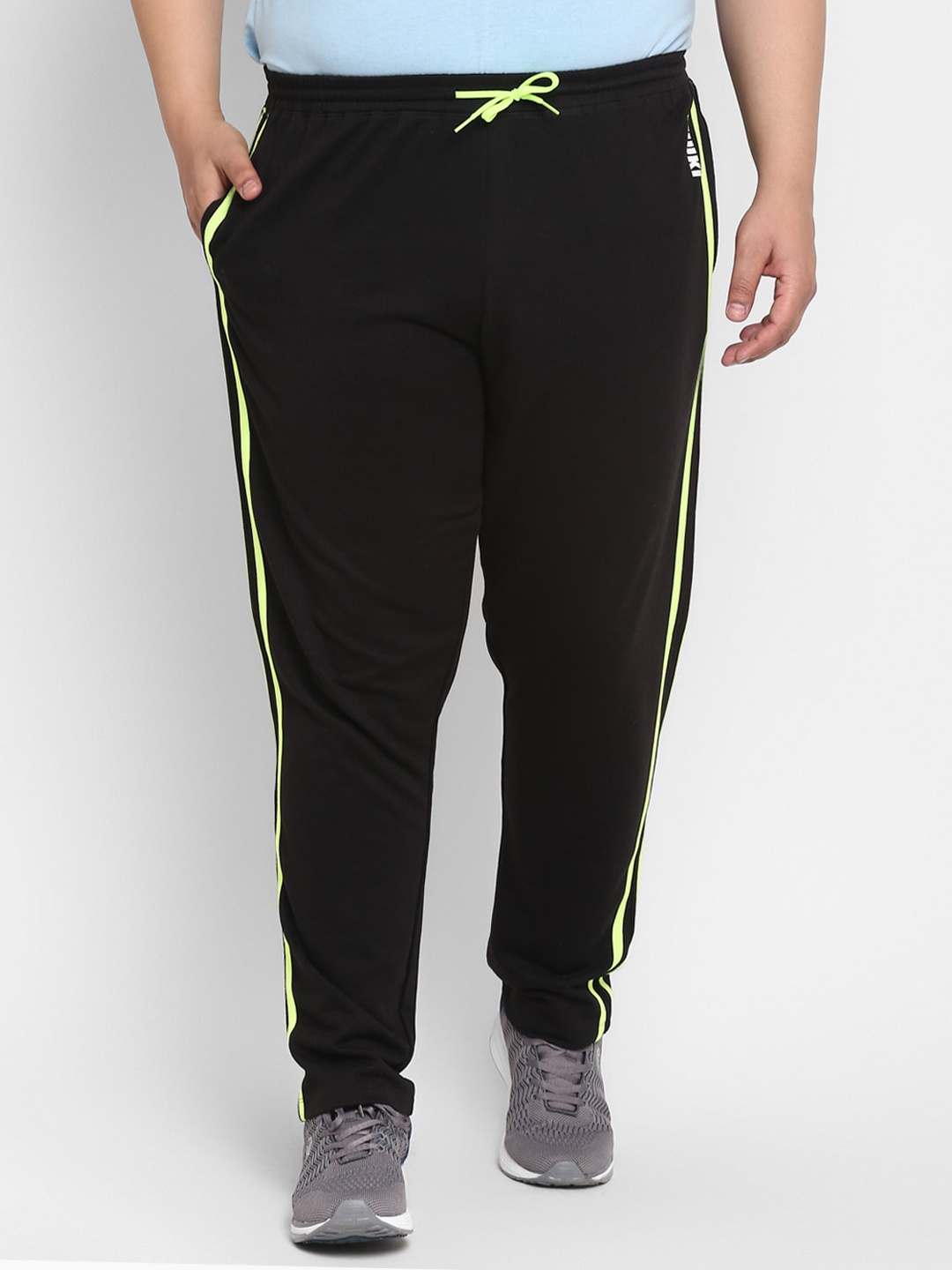 

Yuuki Plus Size Men Black Solid Track Pants