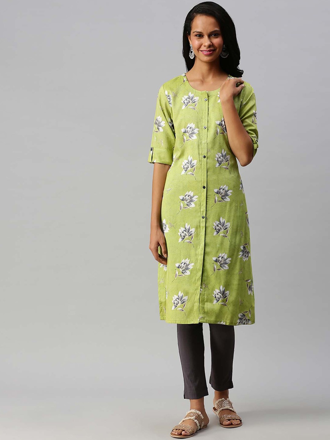 

Soch Women Green Geometric Embroidered Mirror Work Pathani Kurta