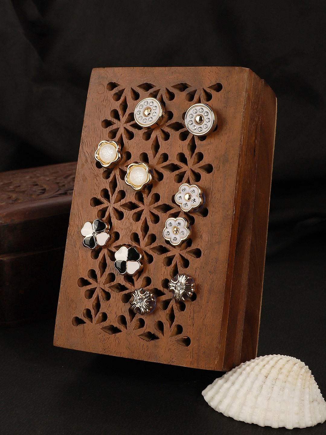 

ANIKAS CREATION Set of 5 Studs, White