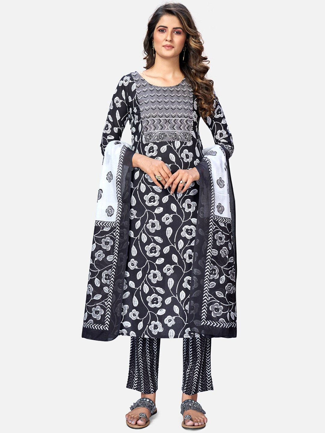 

Vbuyz Women Black & Off White Floral Printed Kurta & Trousers With Dupatta