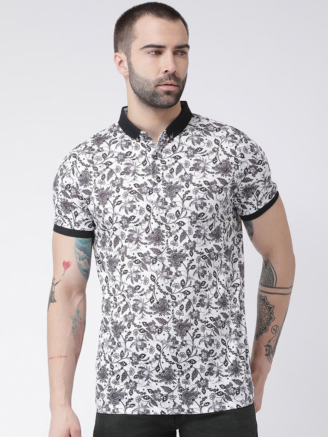 

Rex Straut Jeans Men Black & White Floral Printed Polo Collar T-shirt Slim Fit T-shirt
