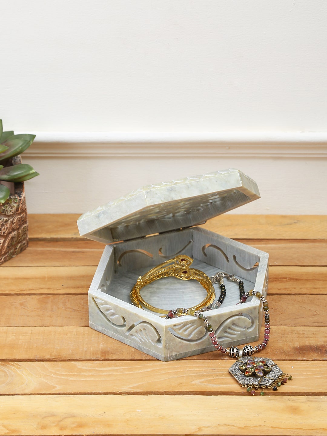 

Aapno Rajasthan Stoneware Multiutiltiy Box with Tree Design, Beige