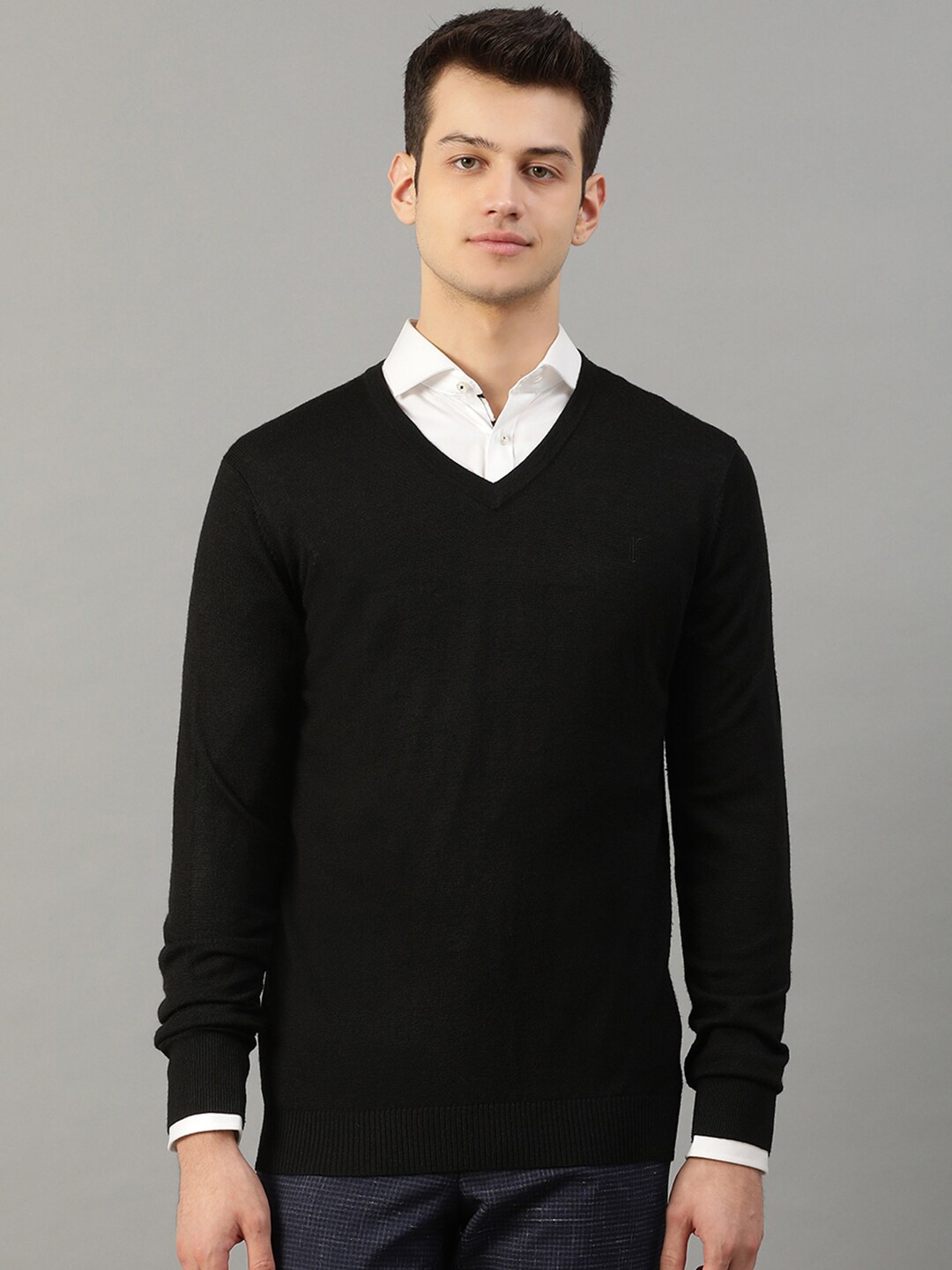 

Bruun & Stengade Men Black Solid V-Neck T-shirt