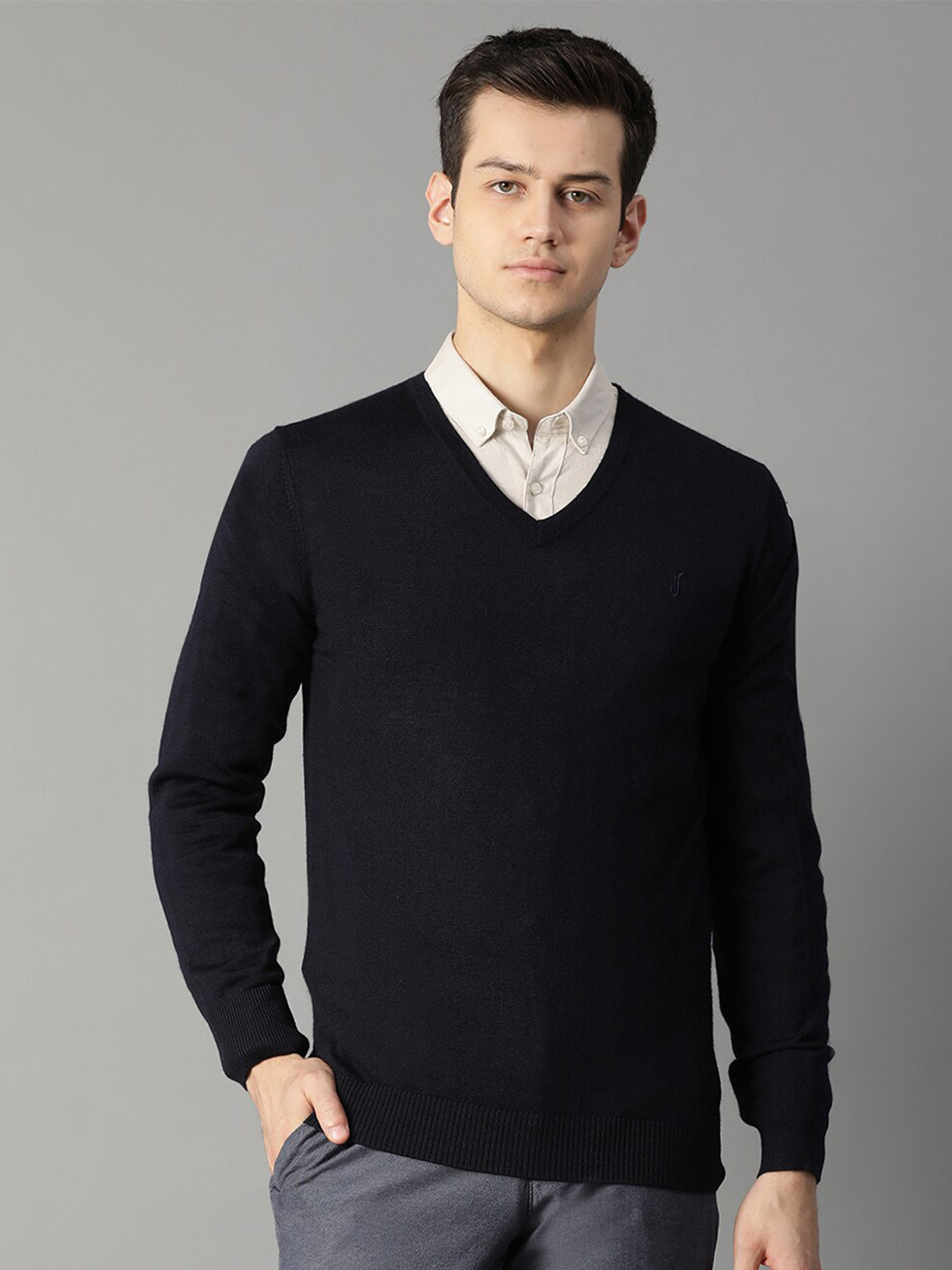 

Bruun & Stengade Men Navy Blue Solid V-Neck T-shirt