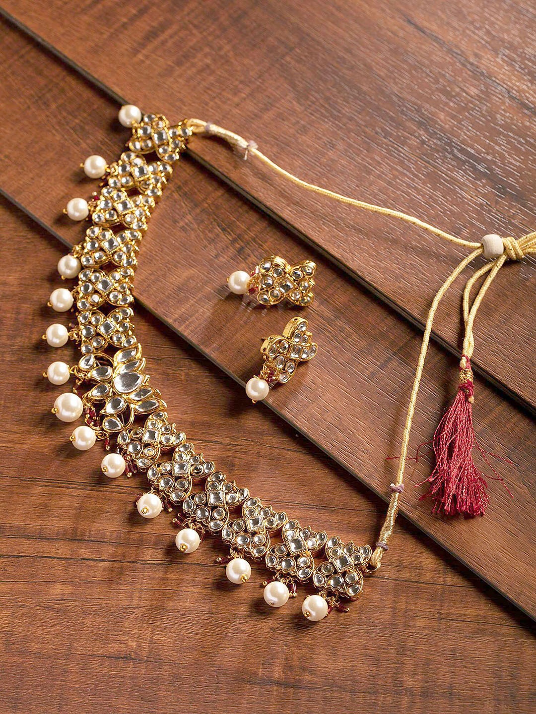 

Zaveri Pearls Gold-Plated White Lotus Kundan-Studded Beaded Jewellery Set