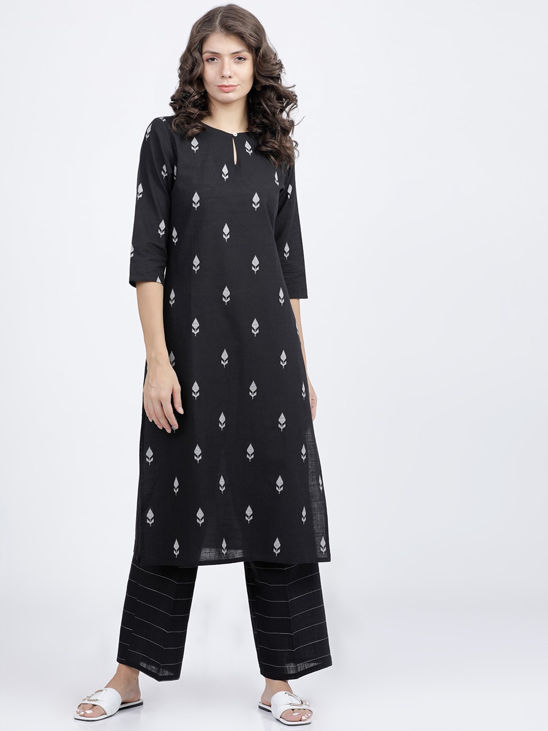 

Vishudh Women Black & White Printed Keyhole Neck Cotton Kurta