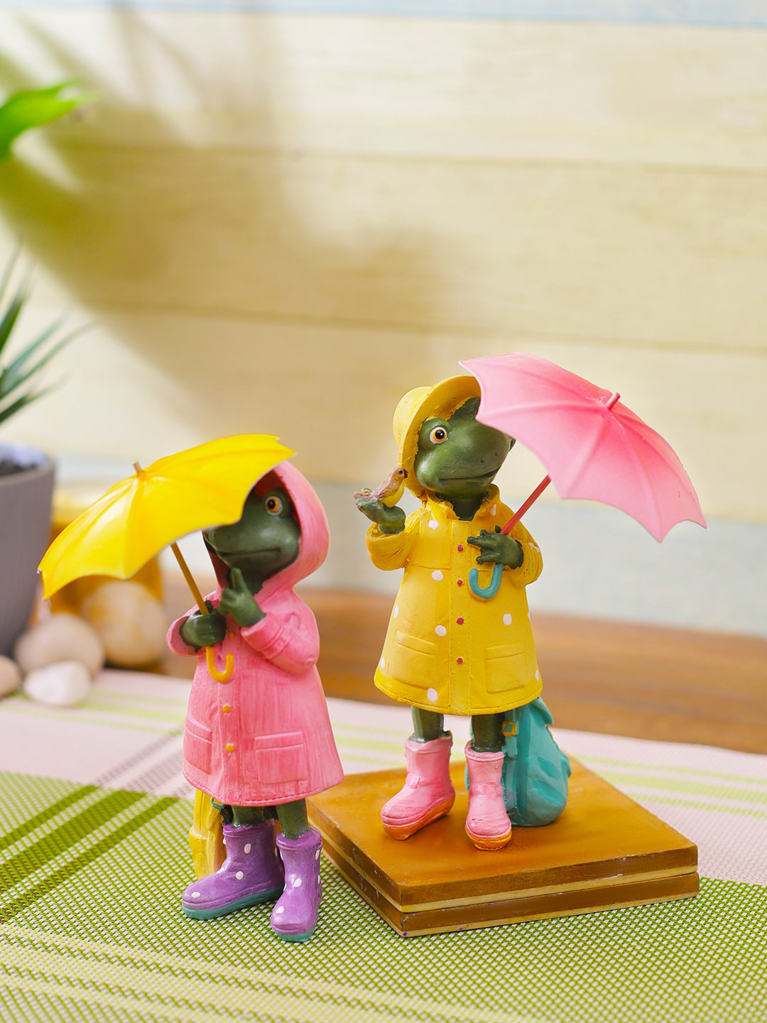 

TAYHAA Set Of 2 Frogs In Rain Resin Showpieces, Pink