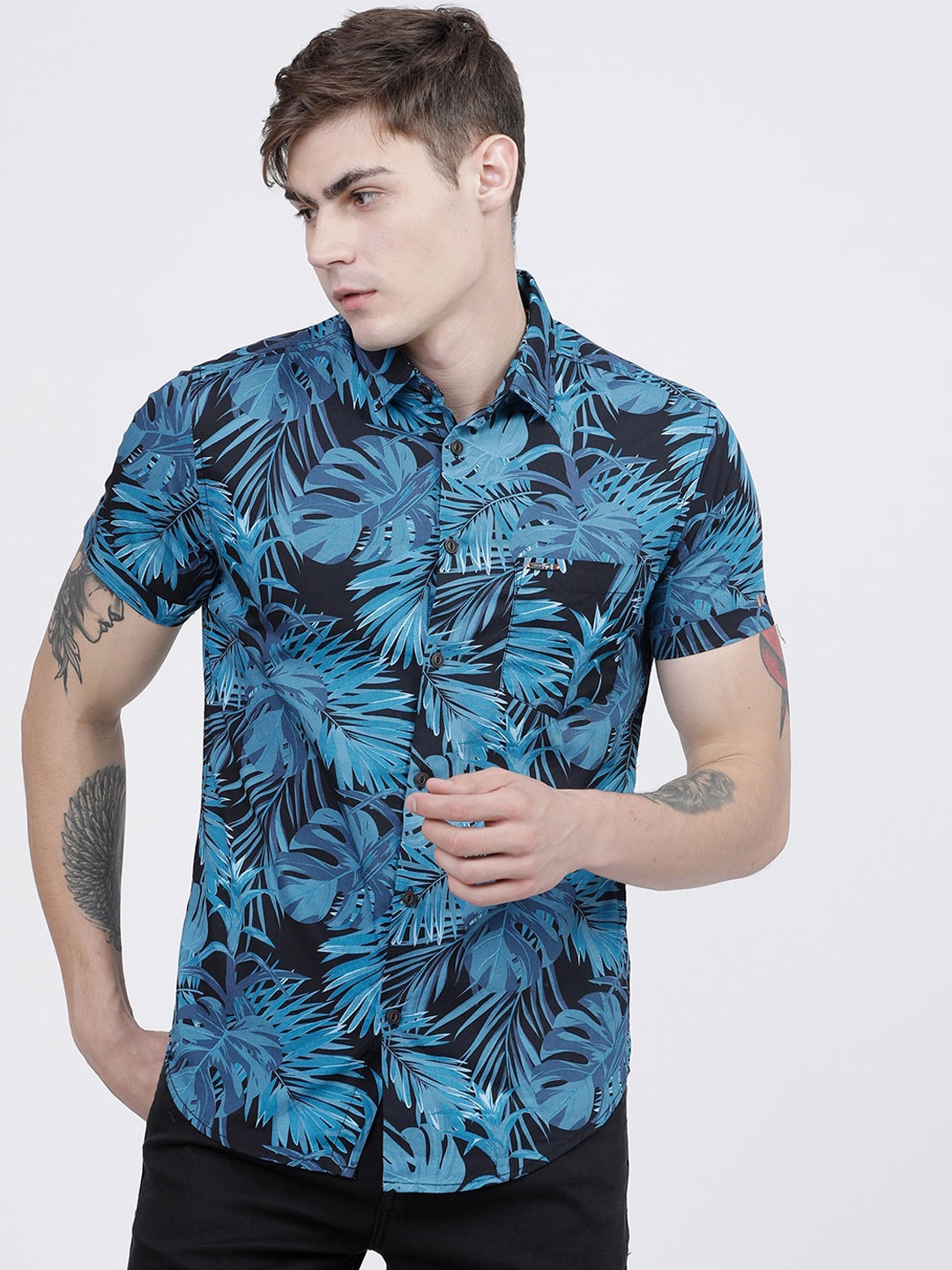 

The Indian Garage Co Men Black & Blue Slim Fit Printed Casual Shirt