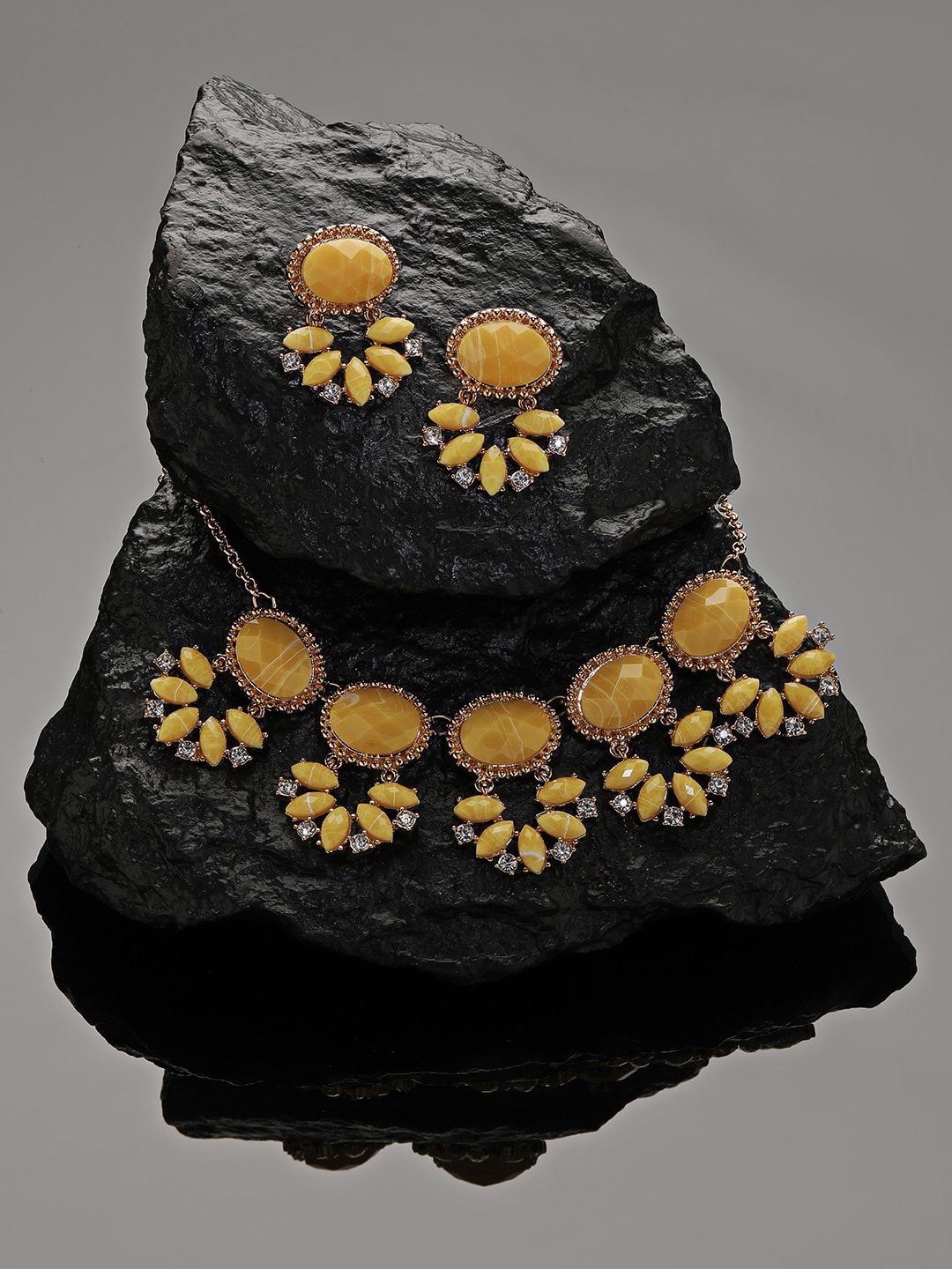 Accessorize London Women Ethnic Golden Jewellery Set, Yellow