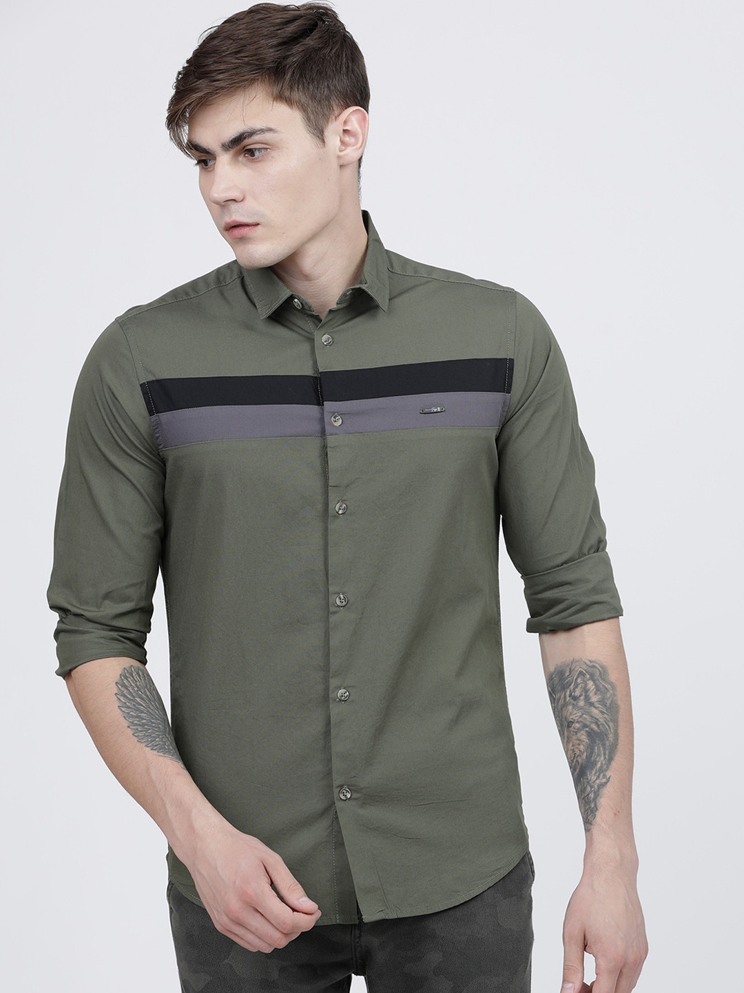

The Indian Garage Co Men Olive Green Slim Fit Striped Casual Shirt