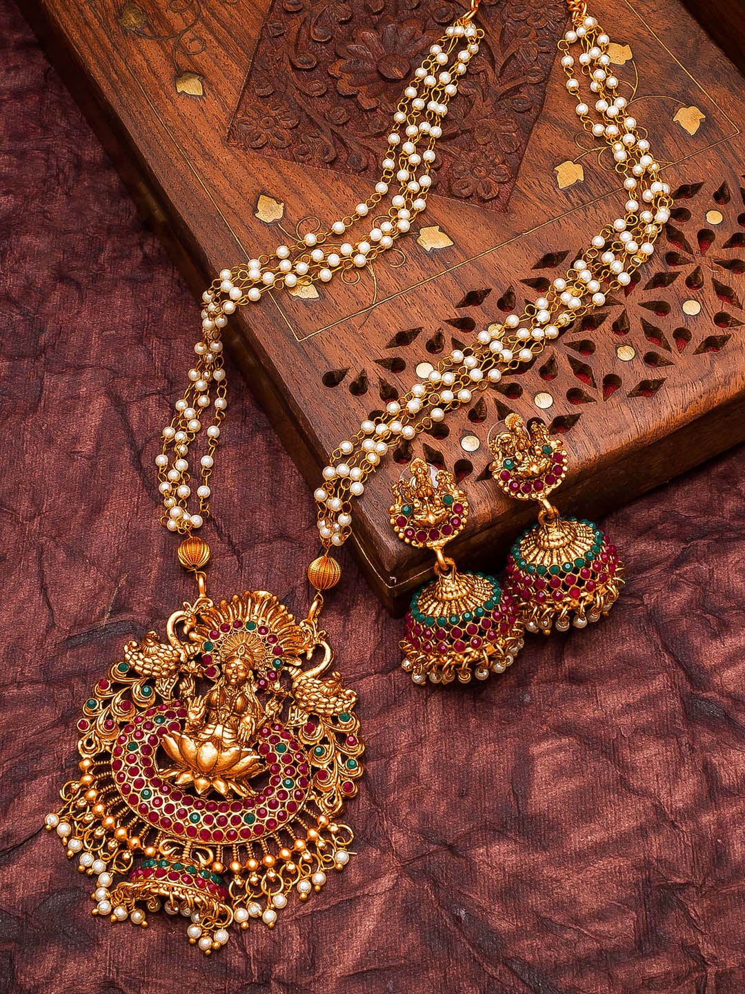 

aadita Gold-Plated Gold-Toned Choker Necklace Jewellery Set
