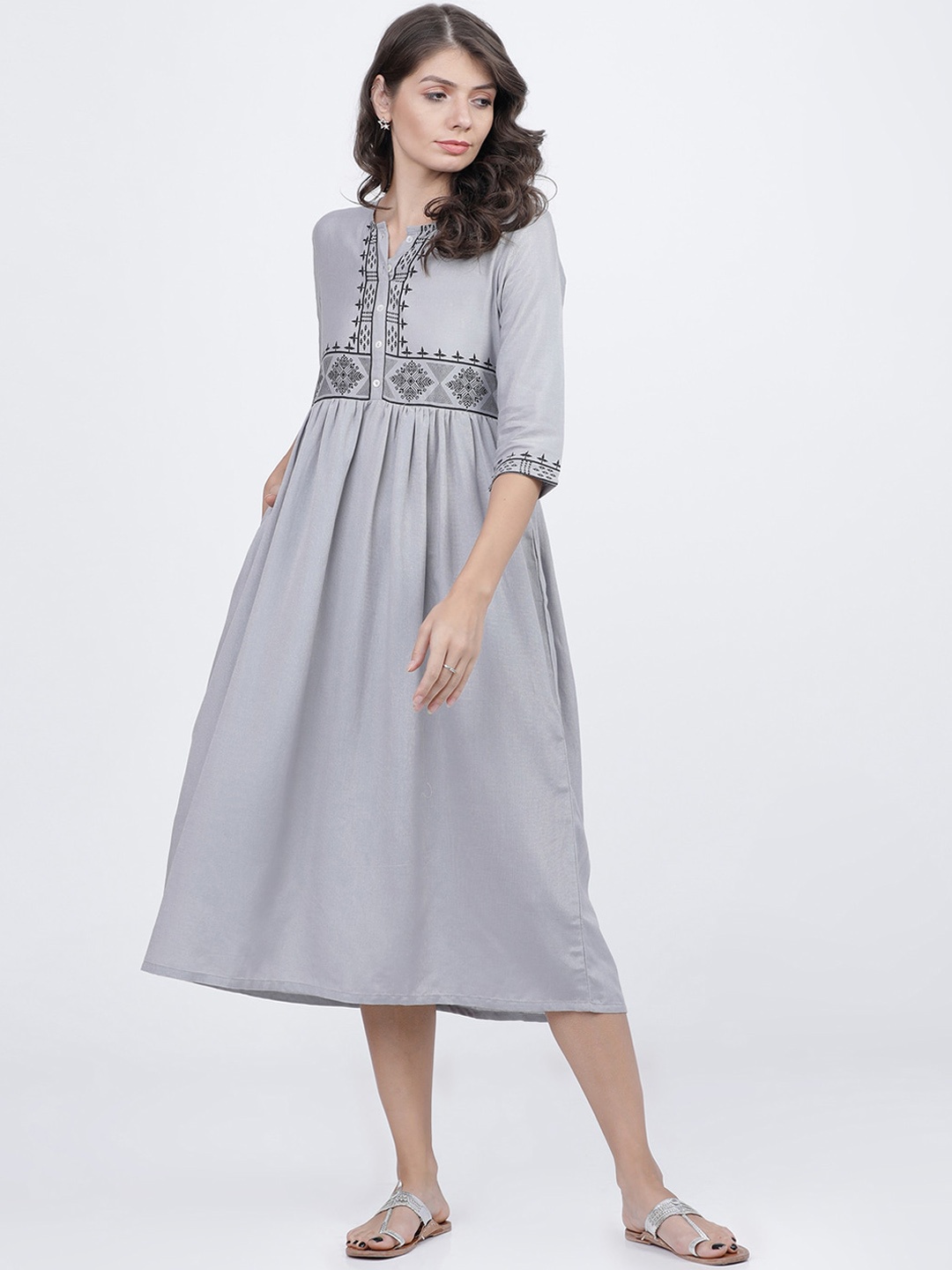 

Vishudh Women Grey & Black Printed Fit And Flared Midi Dress