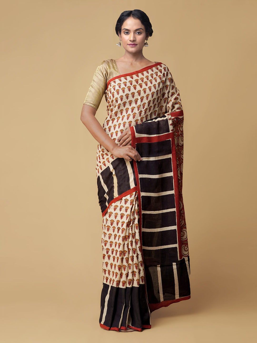

Unnati Silks Cream & Black Dabu Pure Cotton Bagru Saree