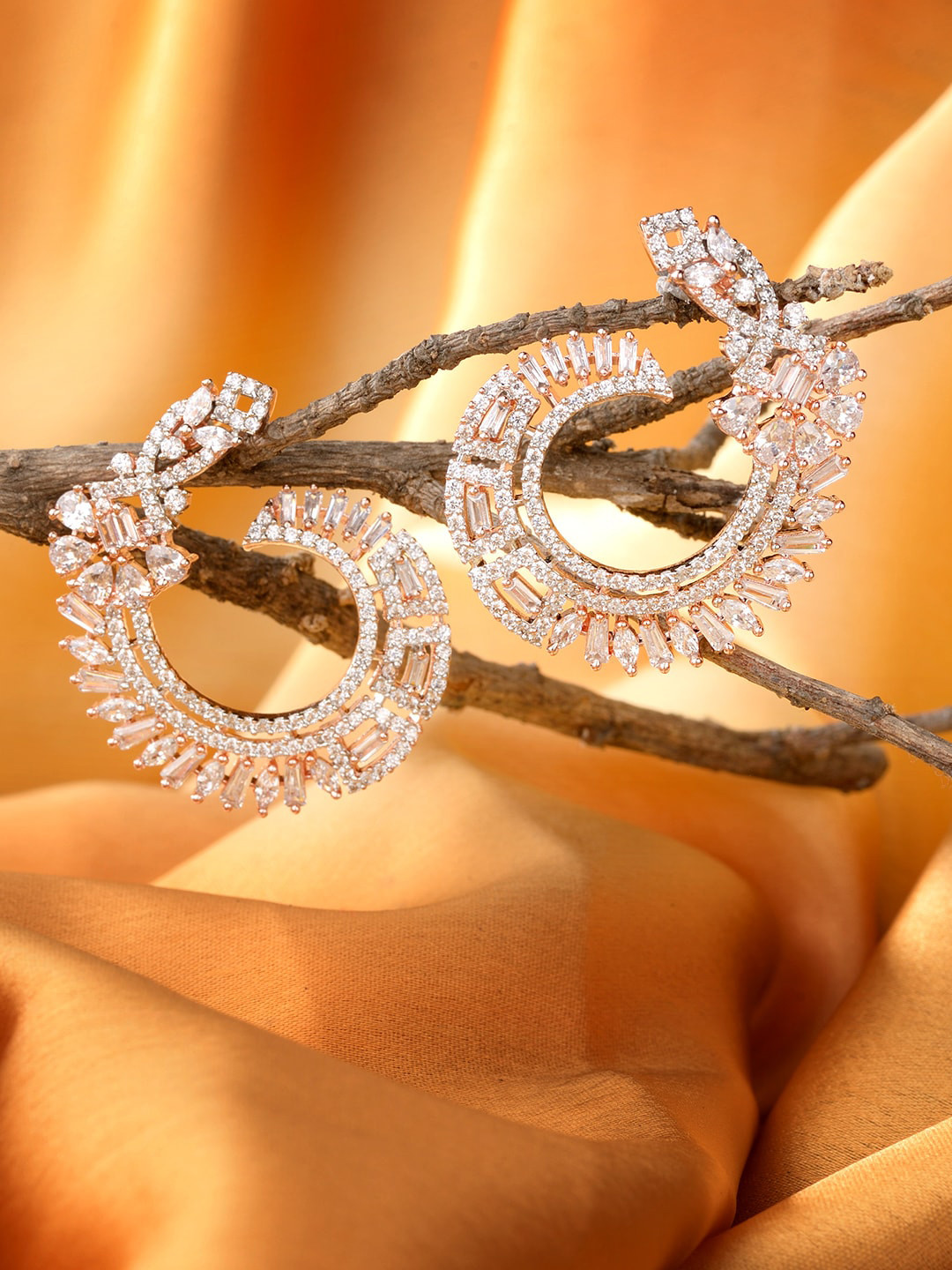 

Saraf RS Jewellery White & Rose Gold-Plated Contemporary Drop Earrings