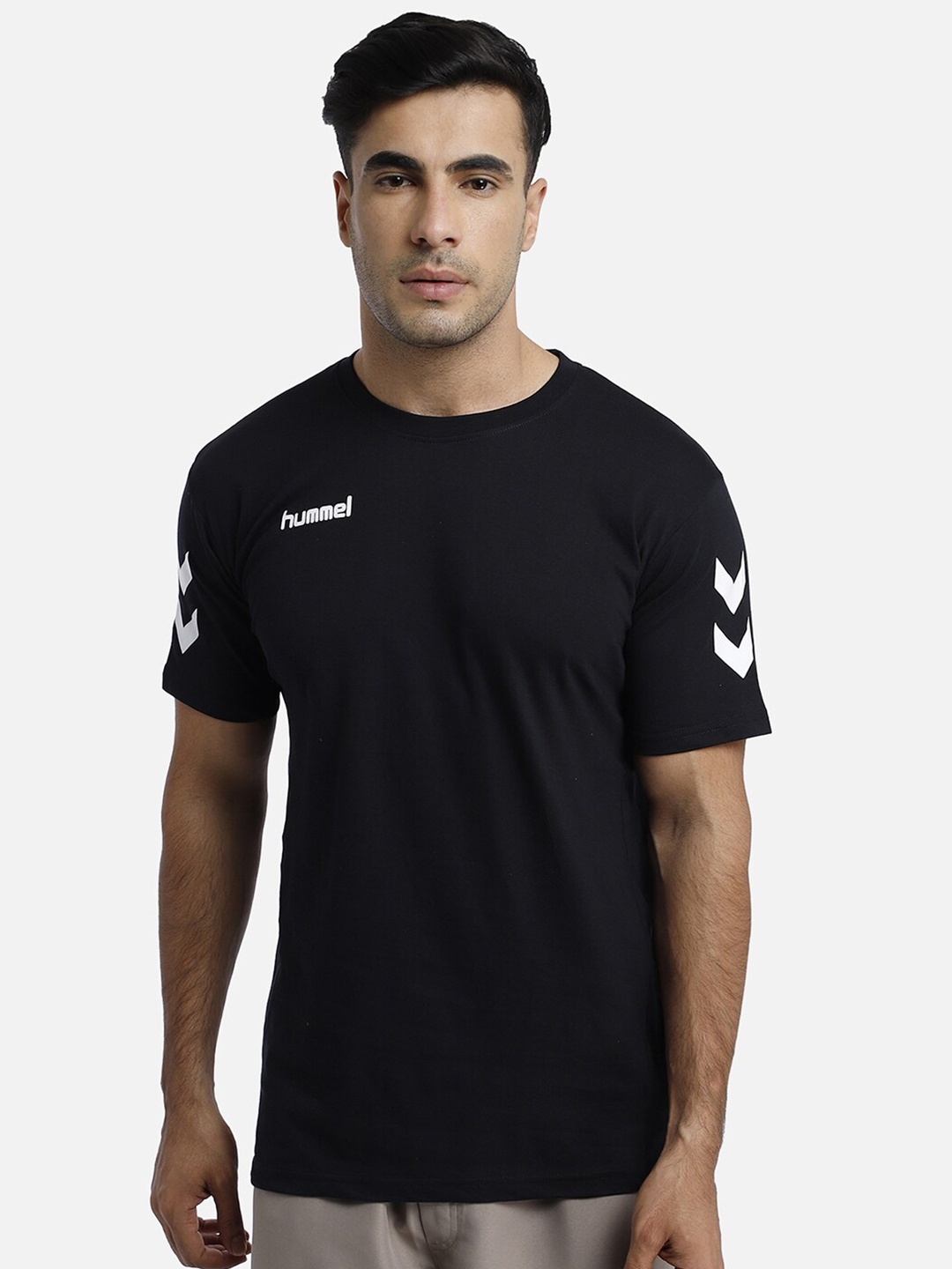 

hummel Men Black Solid T-shirt