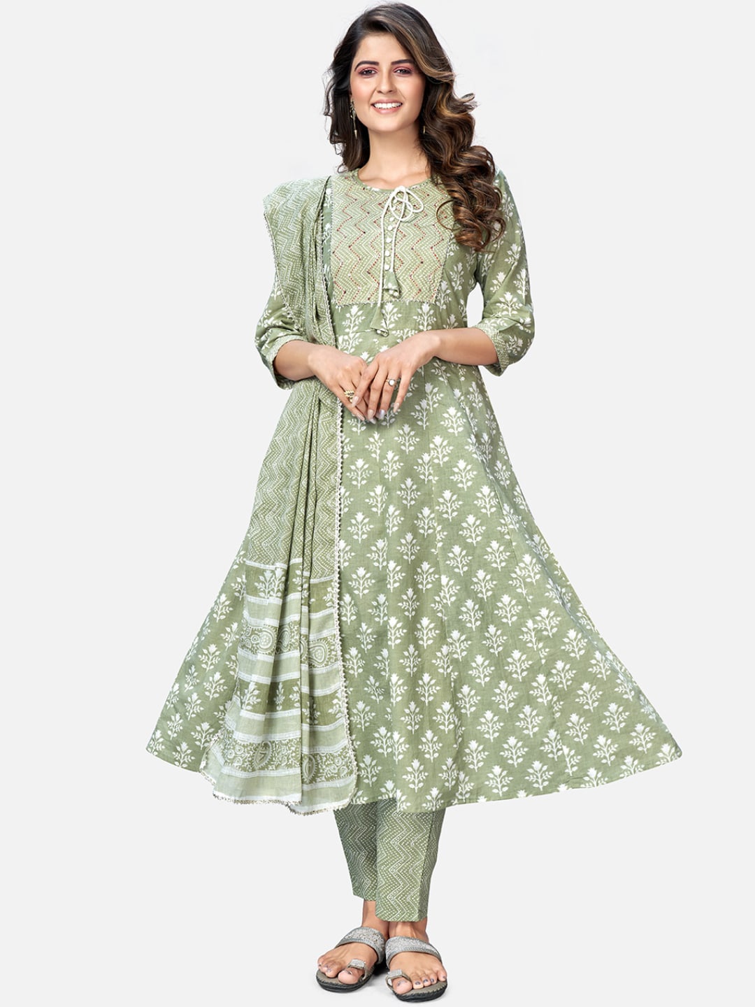 Vbuyz Women Green Floral Printed Kurta with Trousers & Dupatta