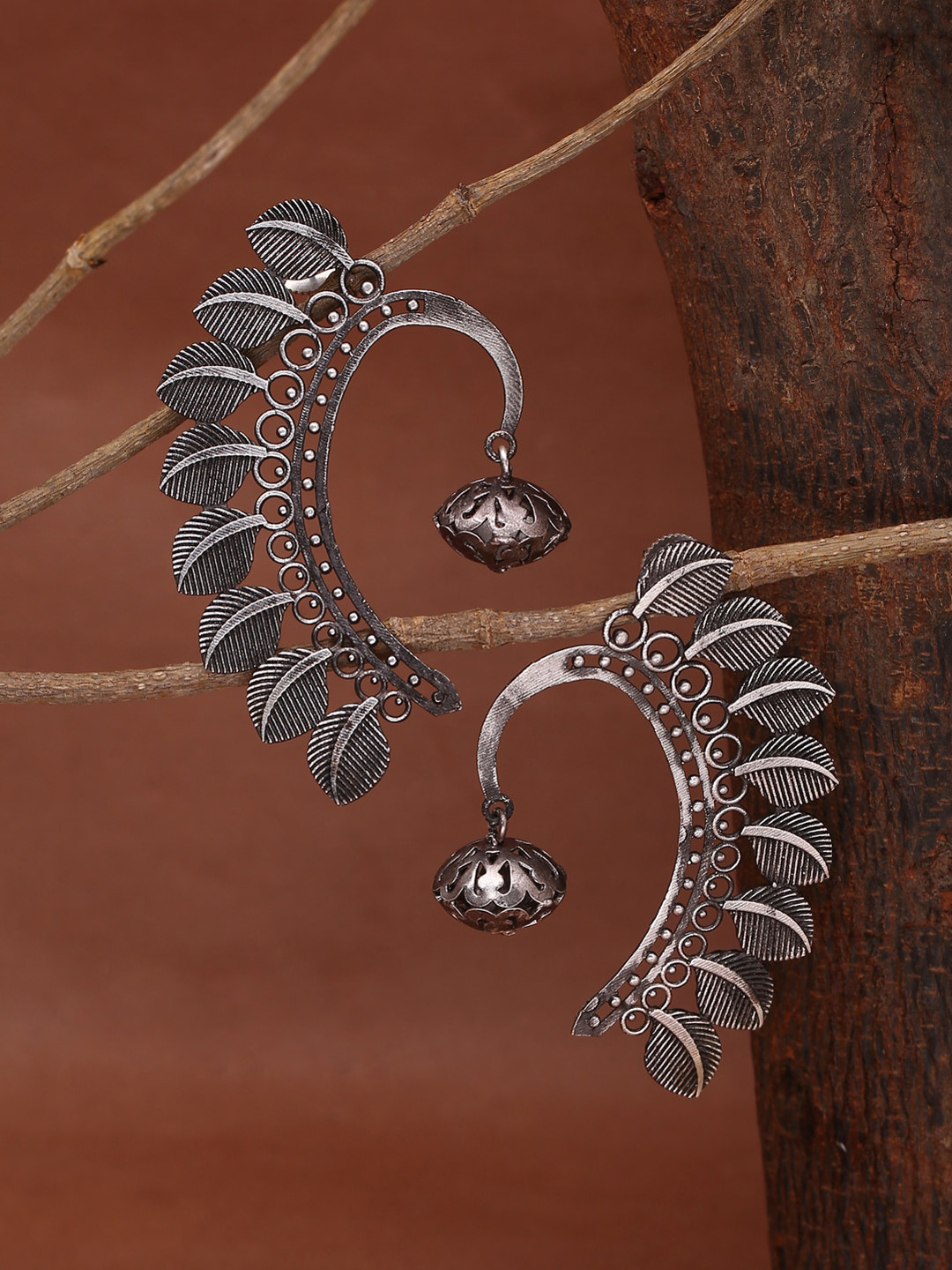 

Shoshaa Silver-Plated Contemporary Ear Cuff