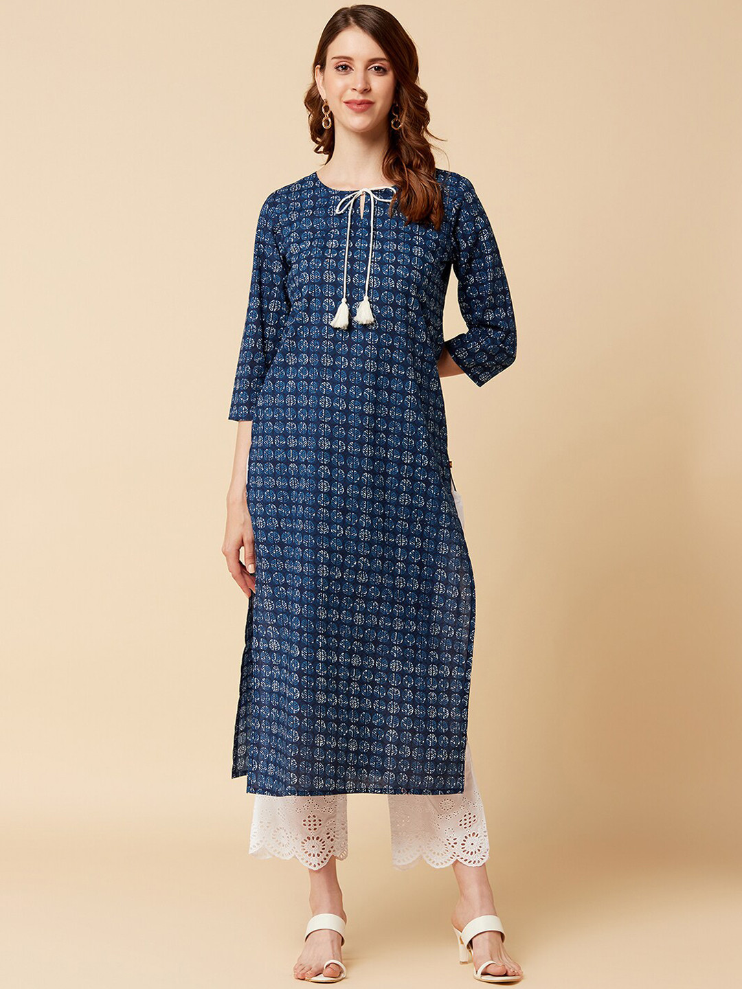 

KSUT Women Blue & White Floral Printed Keyhole Neck Kurta