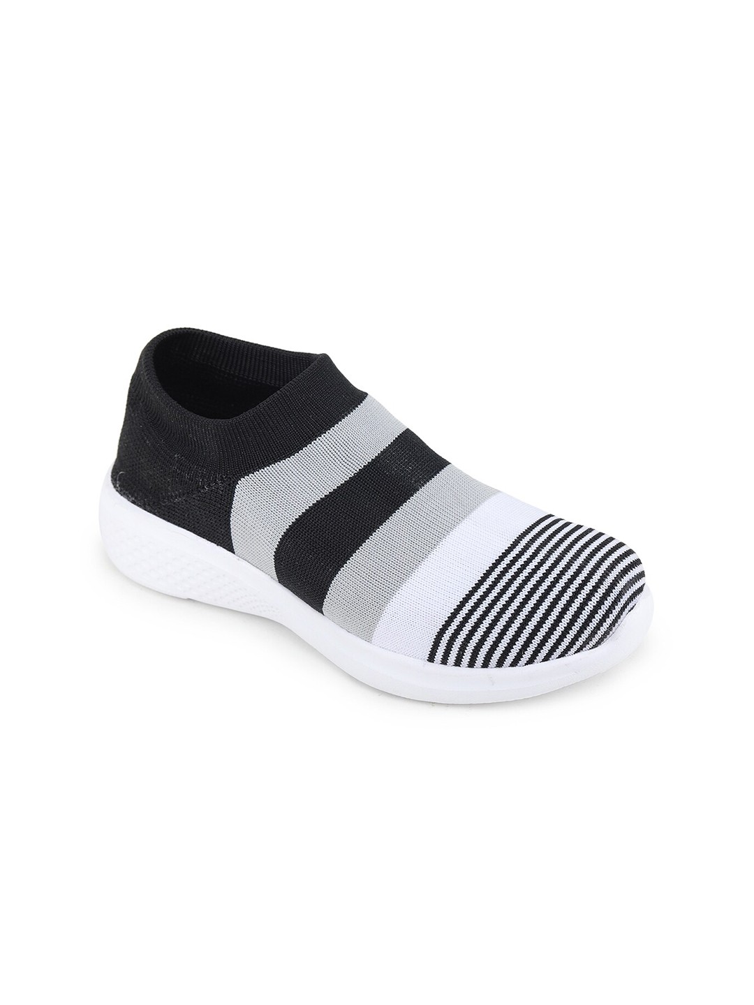 

TRASE Women Black Textile Running Shoes