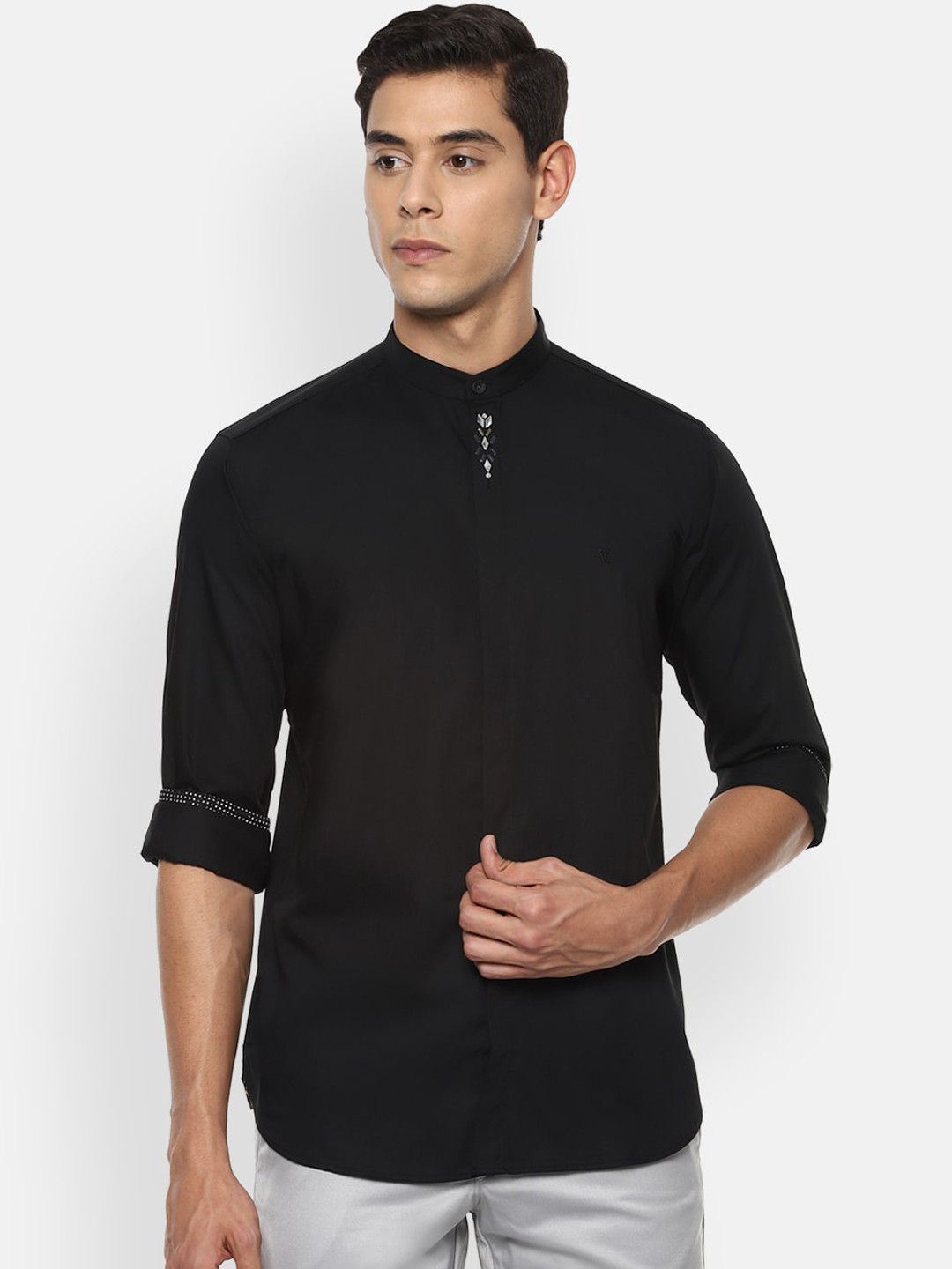

V Dot Men Black Slim Fit Solid Casual Shirt