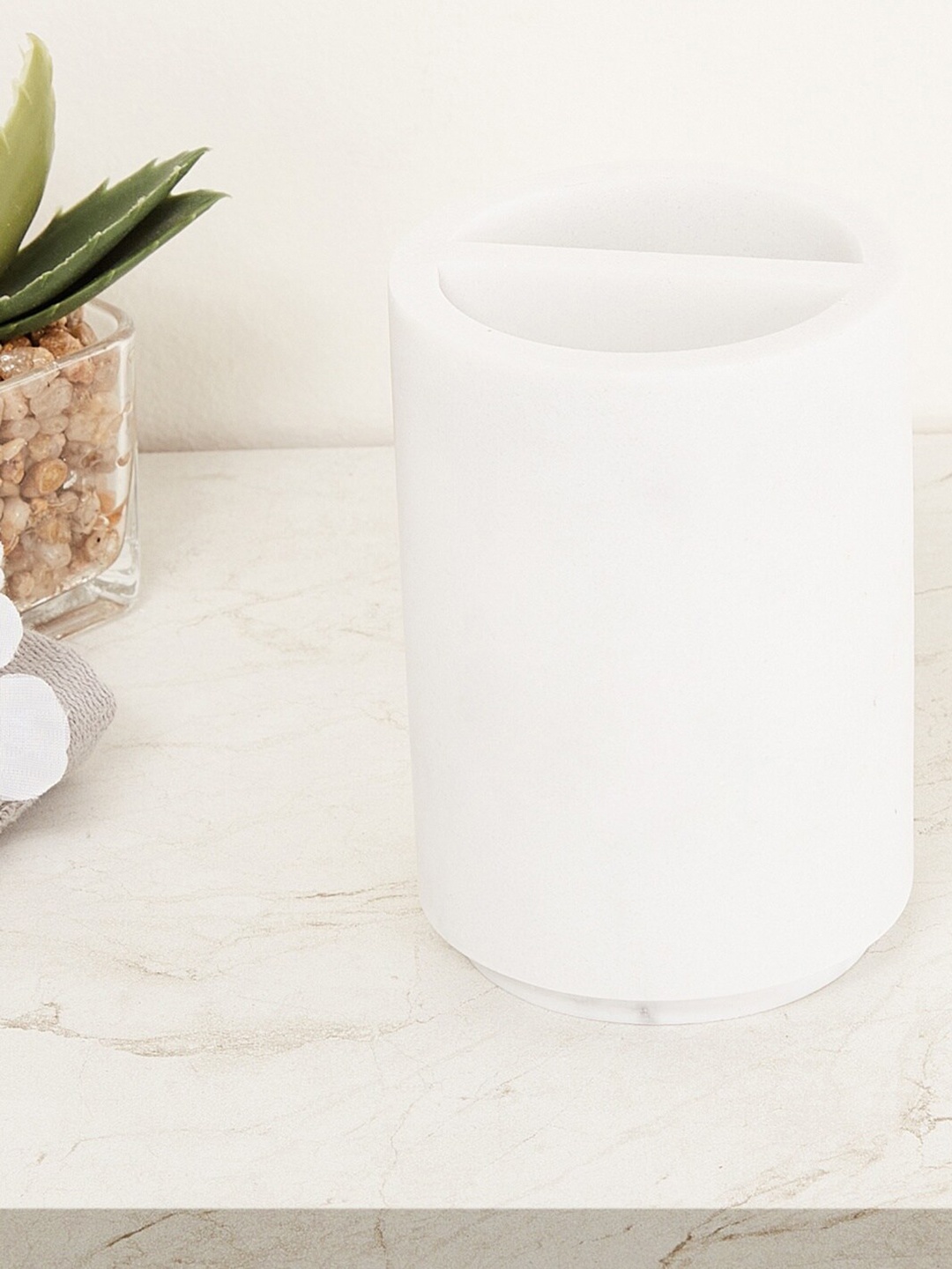 

Home Centre White Solid Marshmallow Polyresin Tooth Brush Holder
