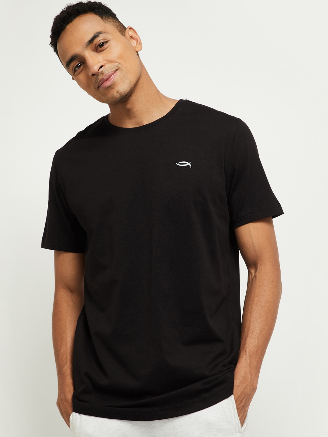 

max Men Black Solid Slim Fit T-shirt