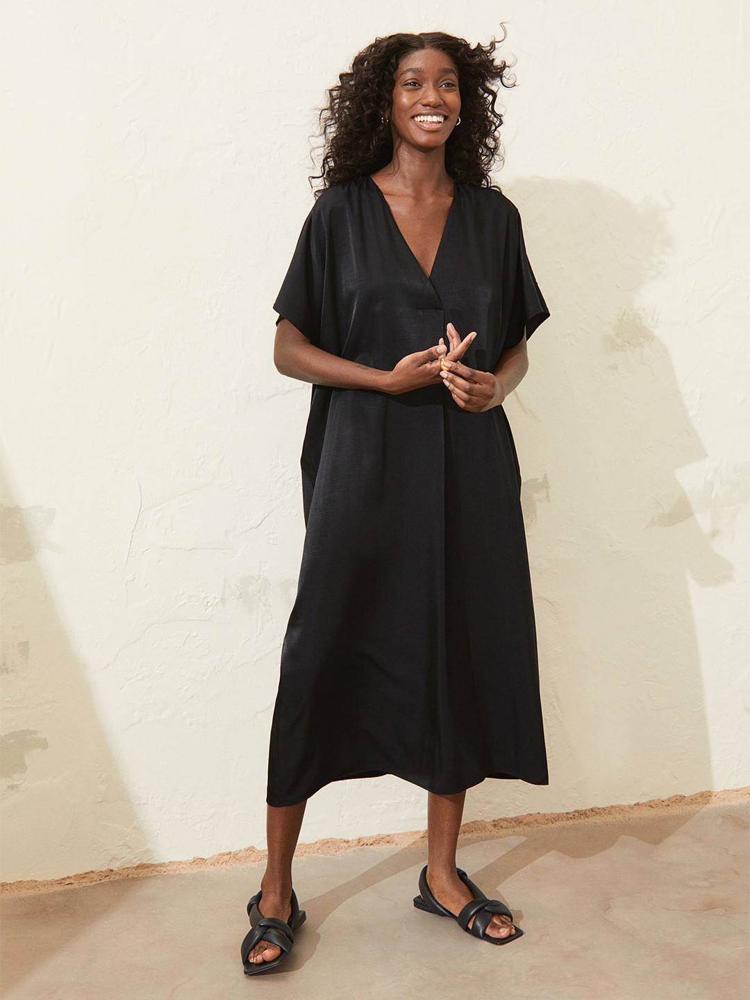 

H&M Black Solid V-Neck Kaftan Dress