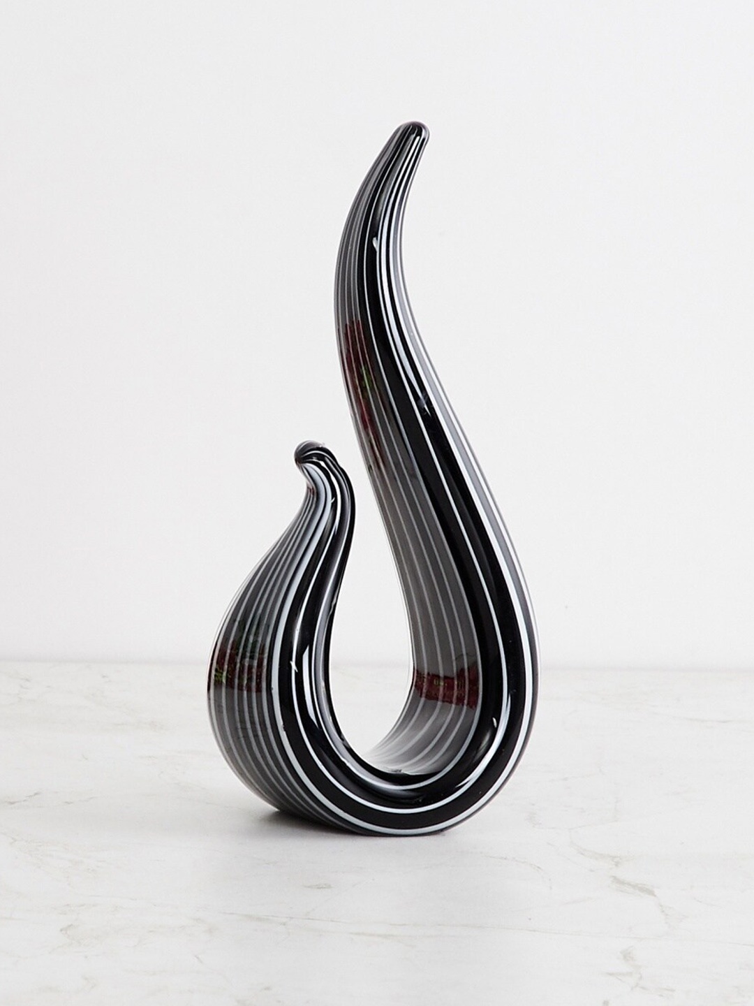 

Home Centre Black & White Splendid Abstract Figurine Showpiece