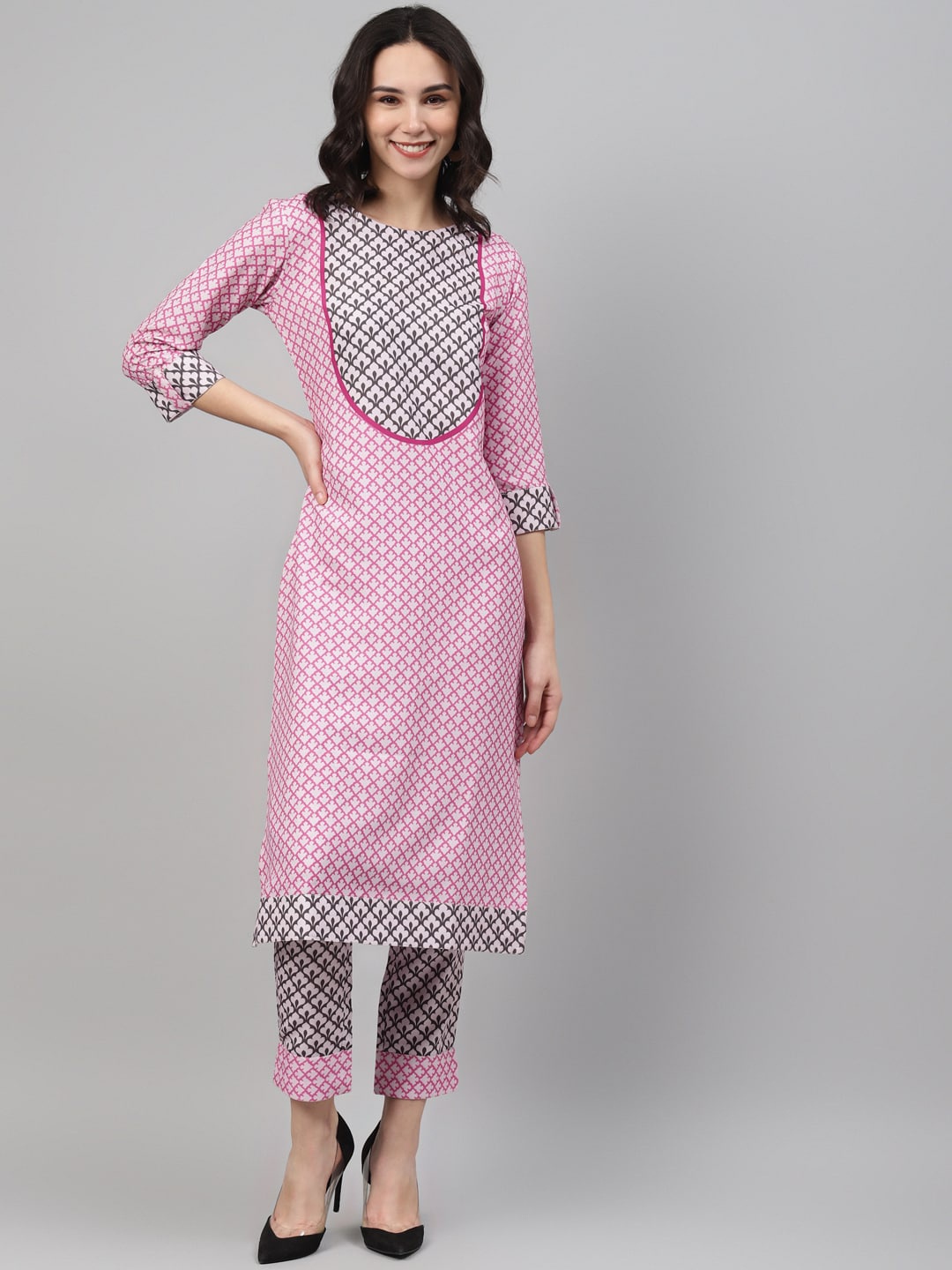 

ZIYAA Women Pink & Black Geometric Printed Kurta