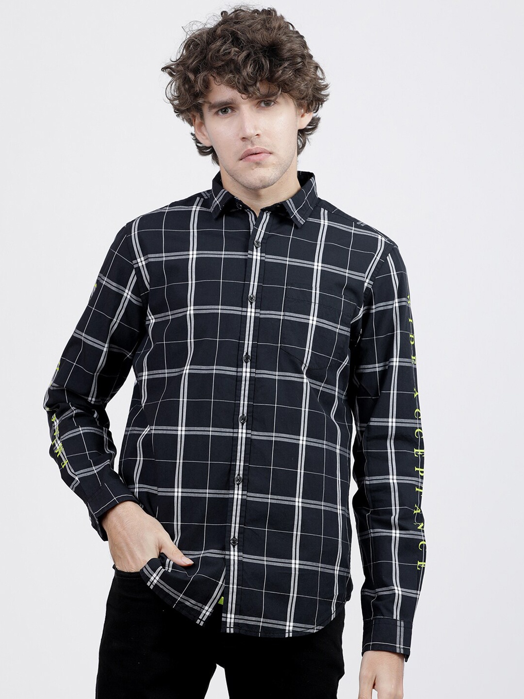 

LOCOMOTIVE Men Black & White Cotton Slim Fit Checked Casual Shirt