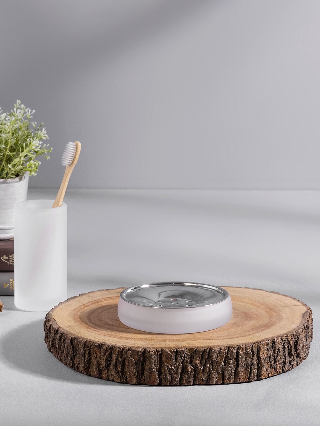

Pure Home and Living White & Silver-Toned Solid Glass Moderno Soap Dish