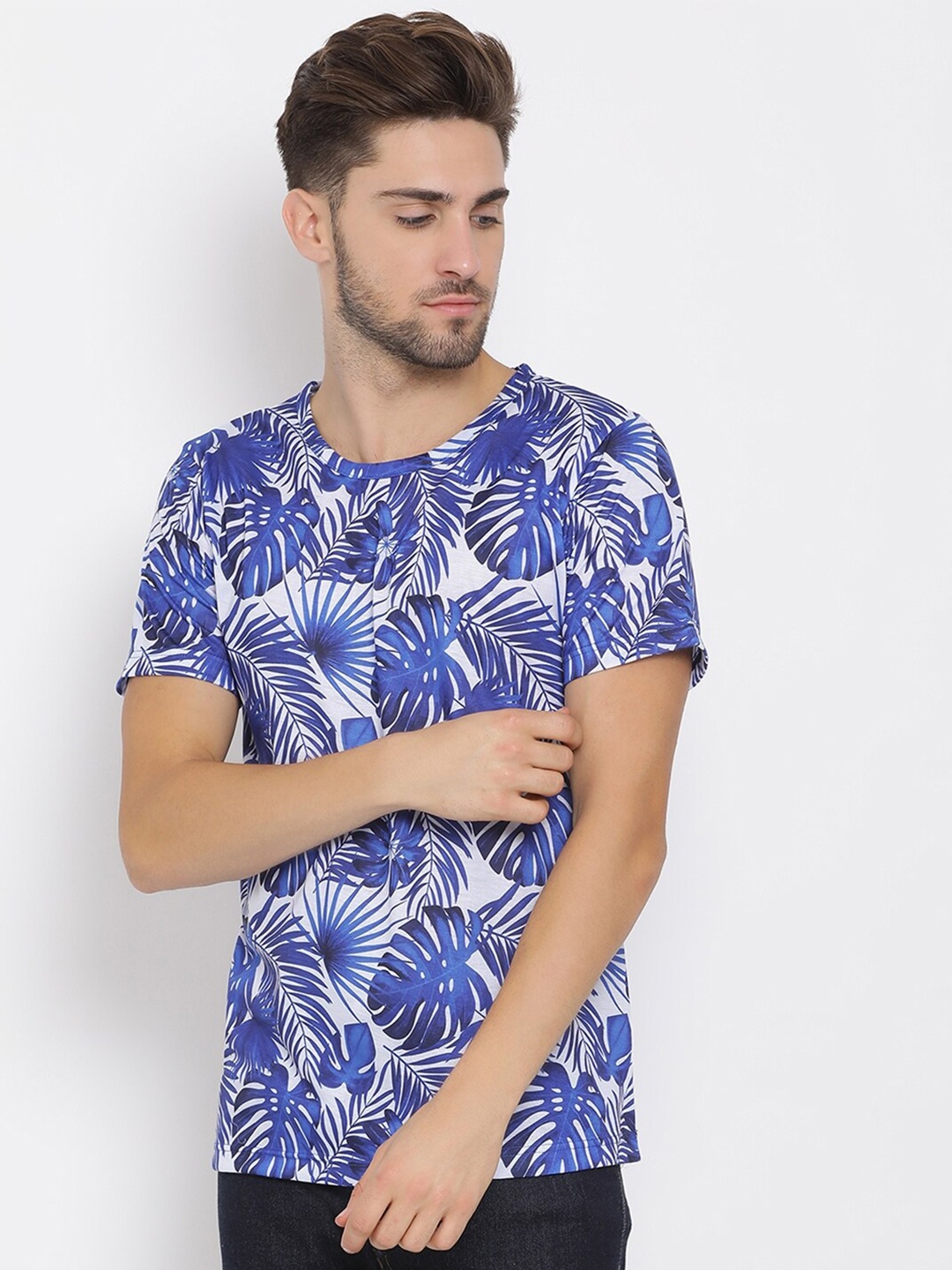 

Hangup Men Blue & White Tropical Print Round Neck T-shirt