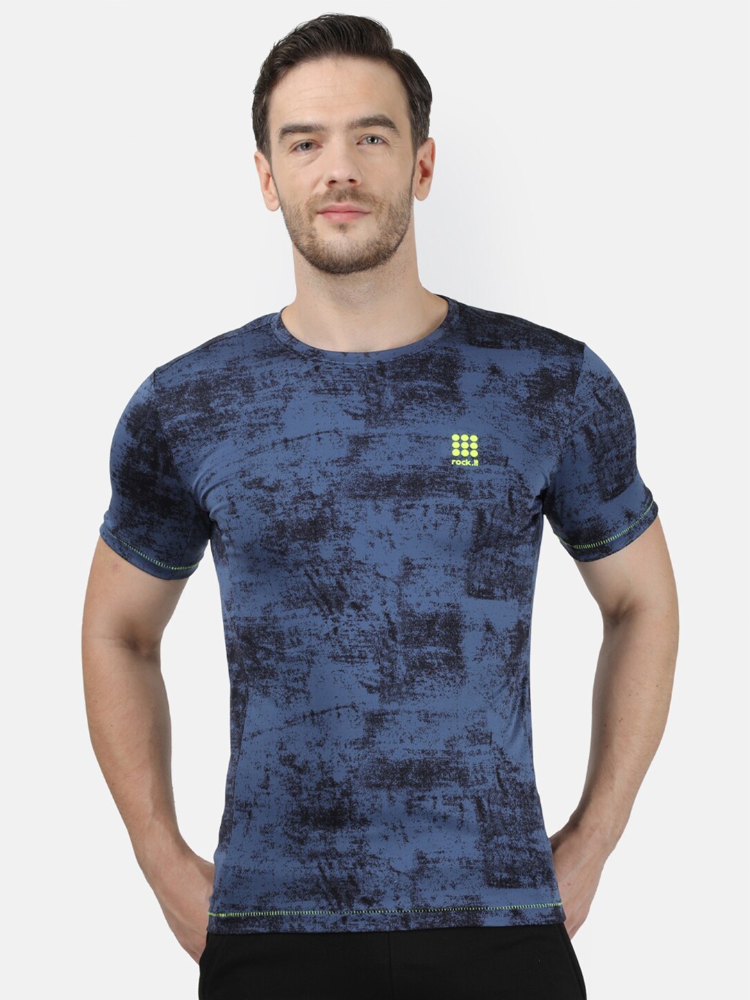 

rock it Men Blue Dyed Applique Slim Fit T-shirt