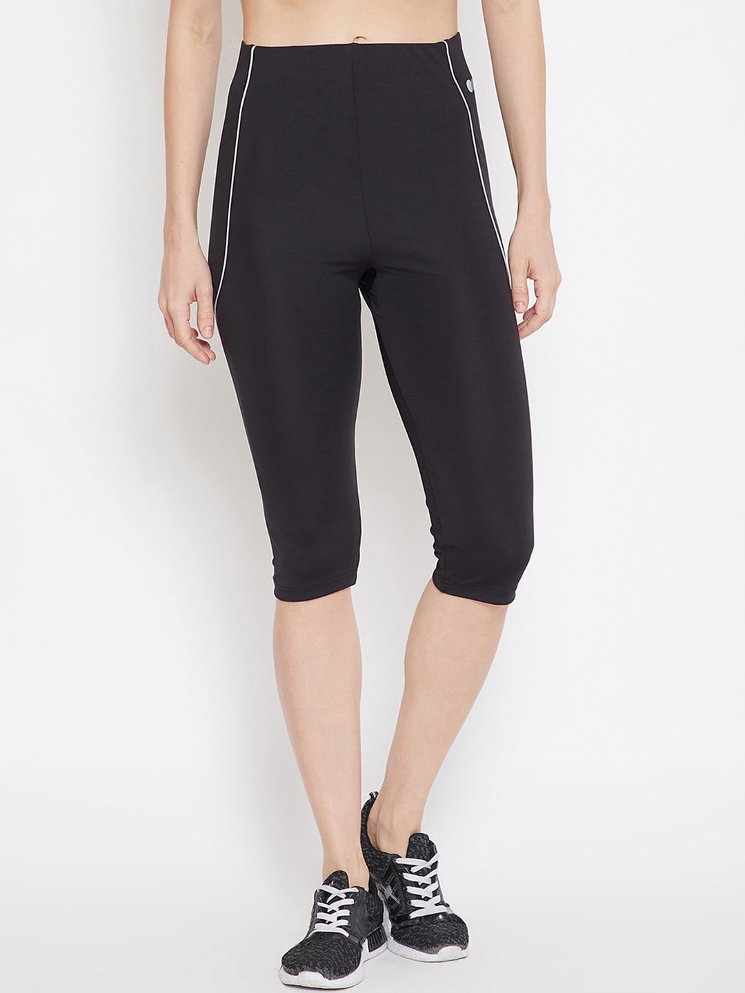 

Clovia Women Black Solid Slim-Fit Capri Tights