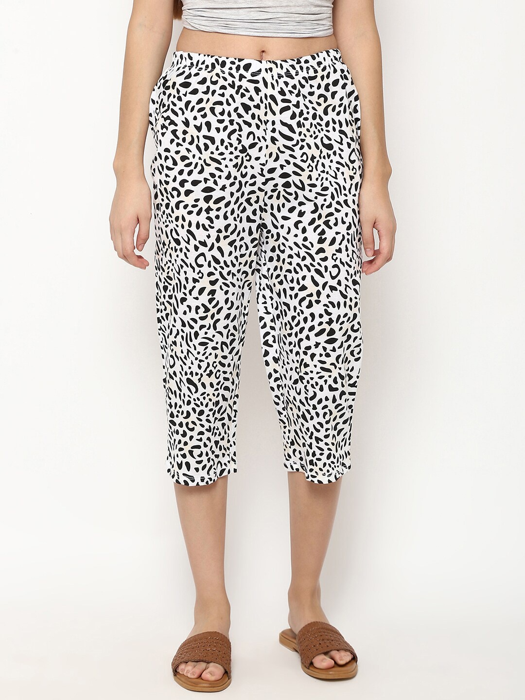 

V2 Value & Variety Women White & Black Printed Capris