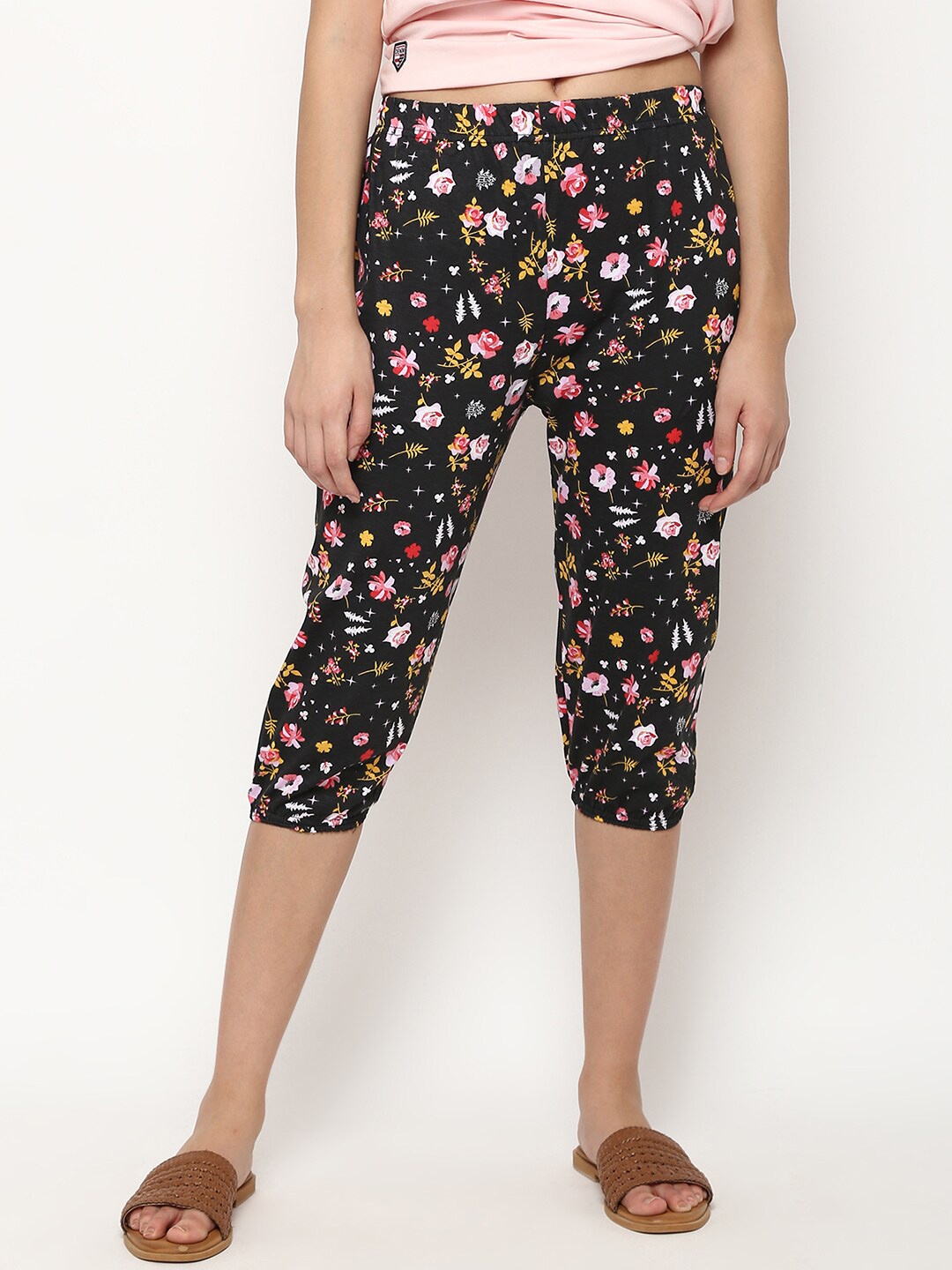 

V2 Value & Variety Women Black Ditsy Floral Printed Capris