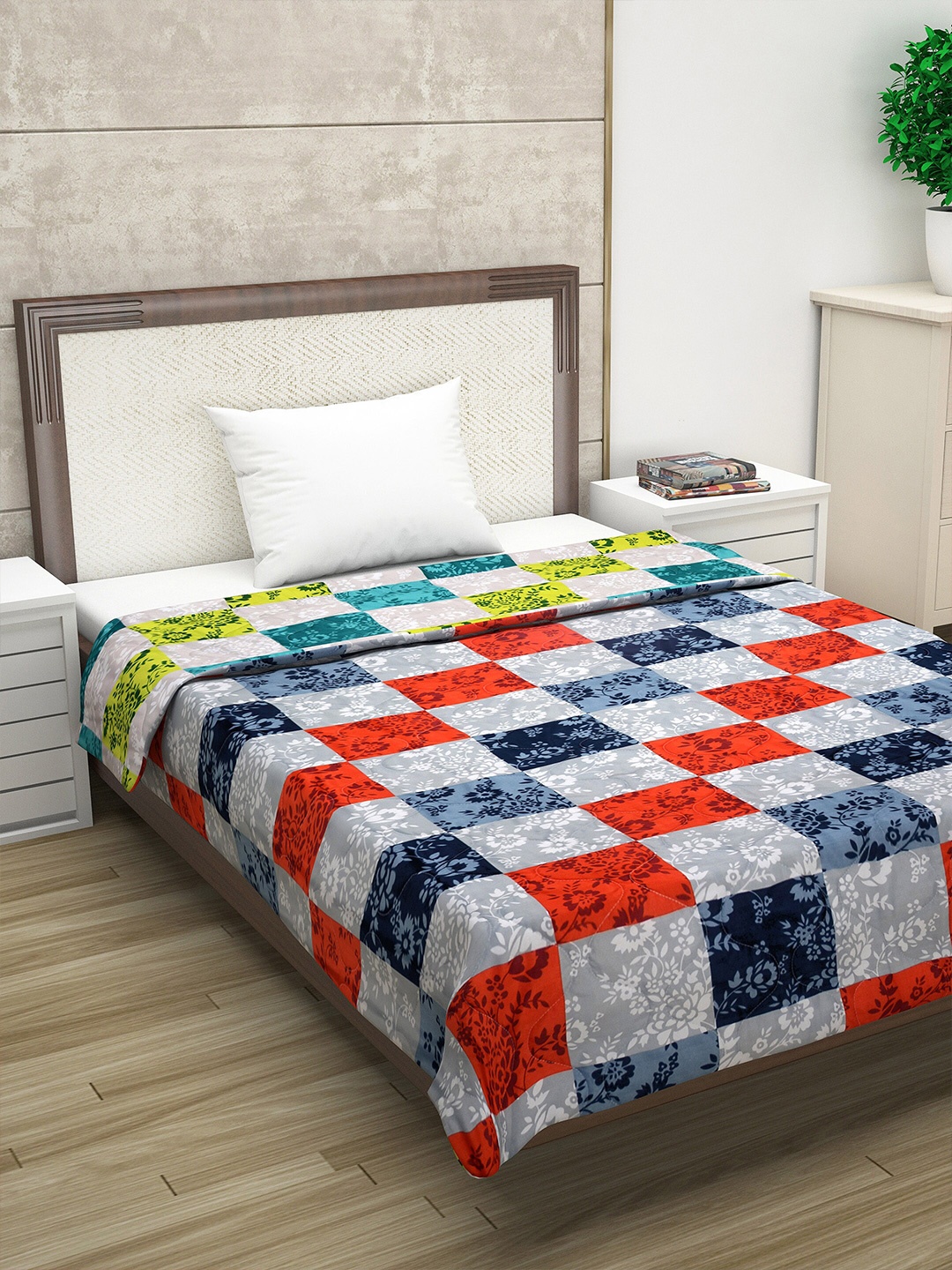 

Divine Casa Red Geometric AC Room 110 GSM Single Bed Comforter