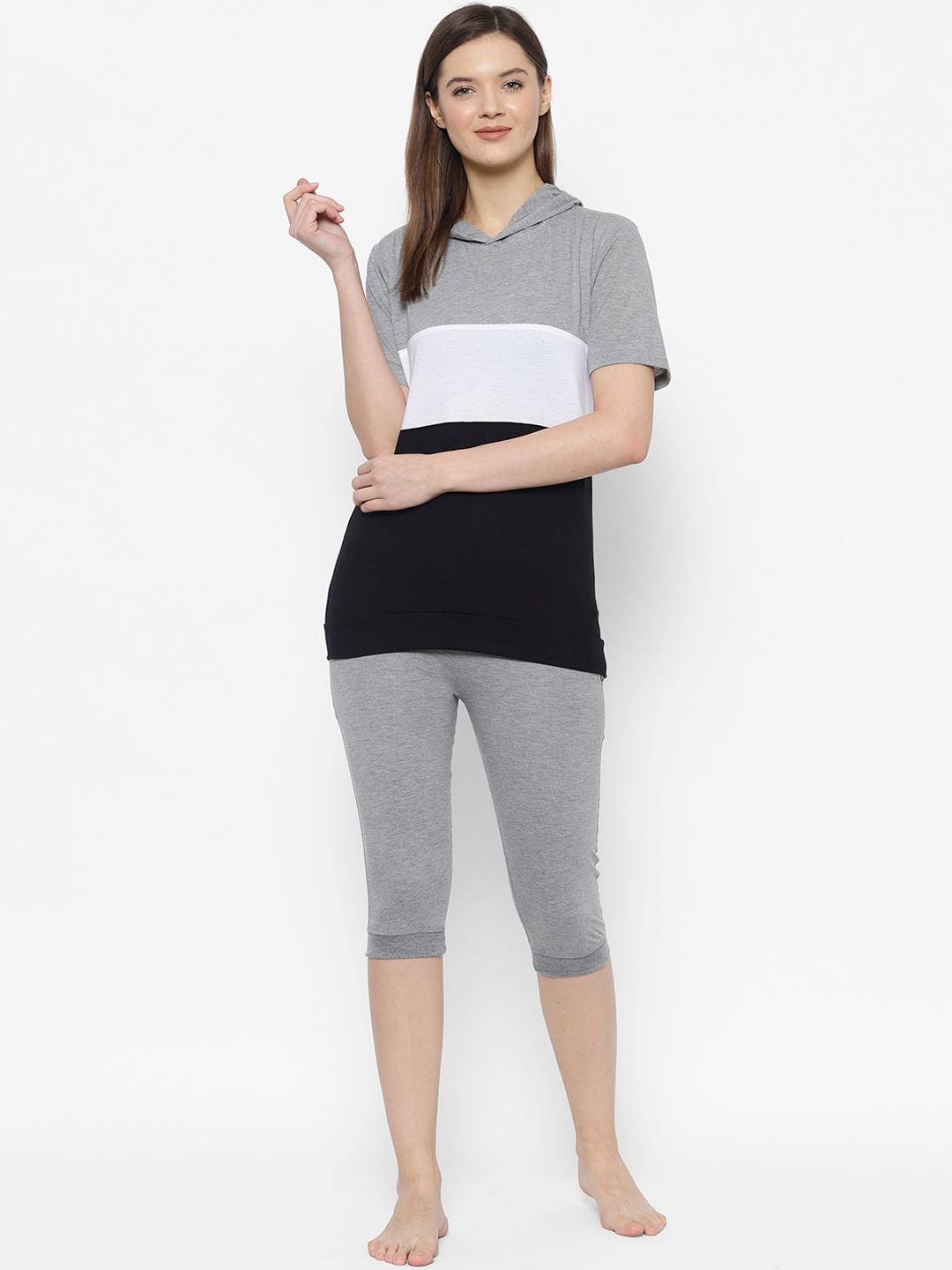 

VIMAL JONNEY Women Grey & White Colourblocked Night Suit