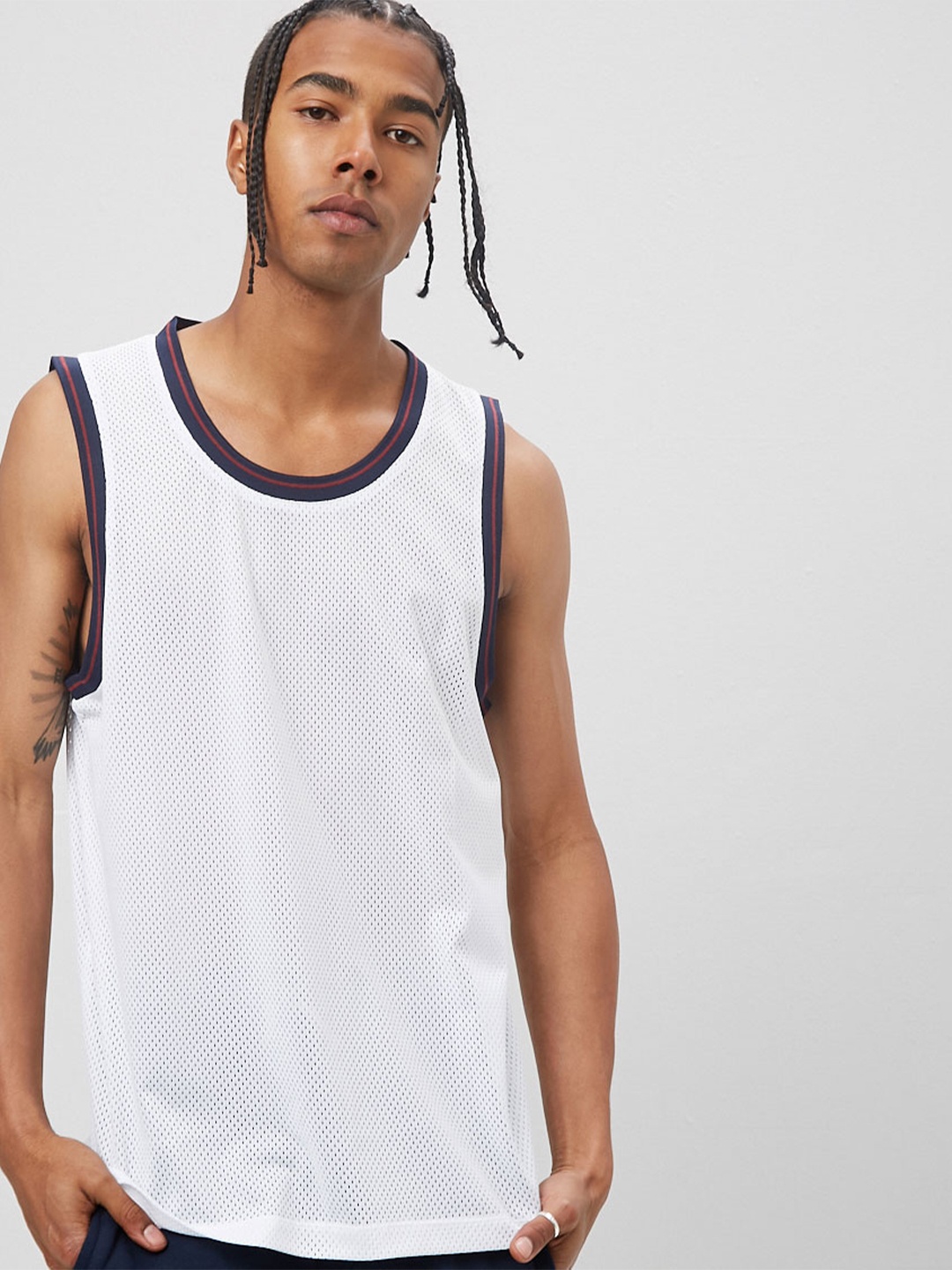 

FOREVER 21 Men White & Blue T-shirt