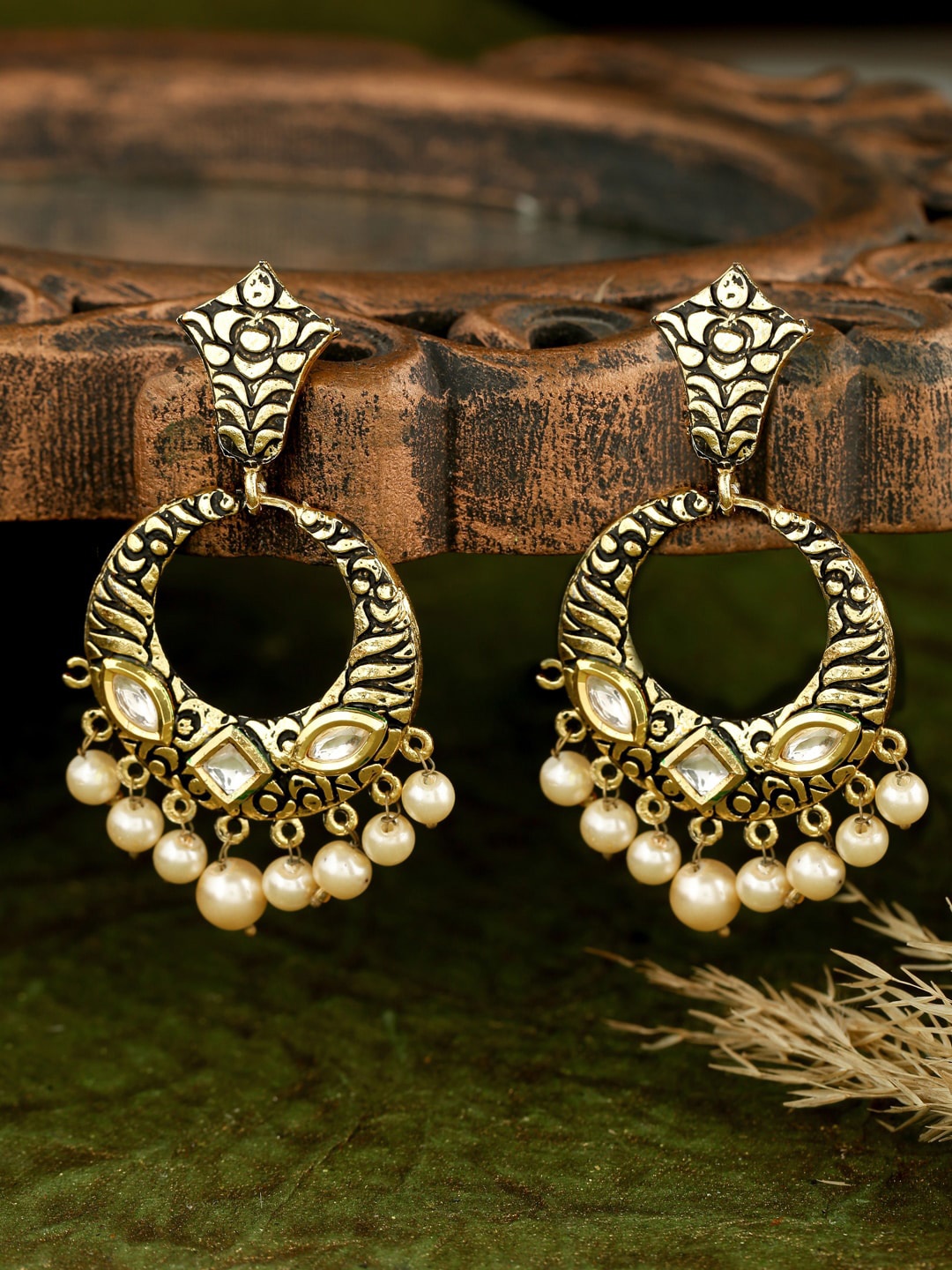 

THE AAB STUDIO Gold-Plated & Off White Crescent Shaped Chandbalis