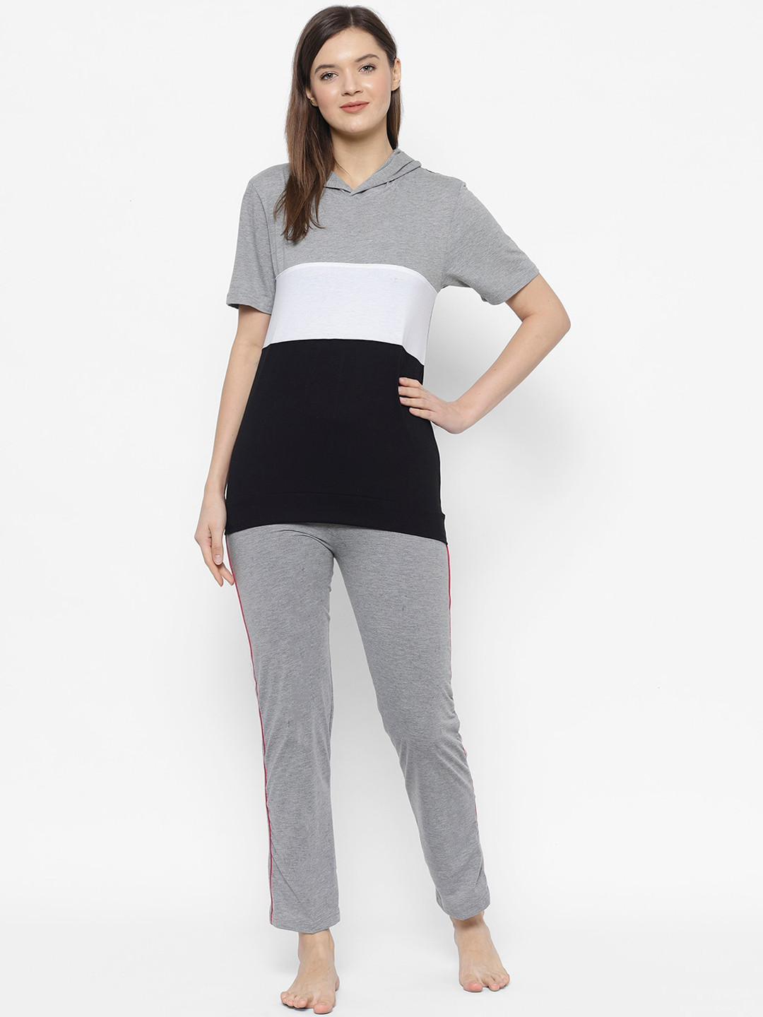 

VIMAL JONNEY Women Grey & White Colourblocked Night suit