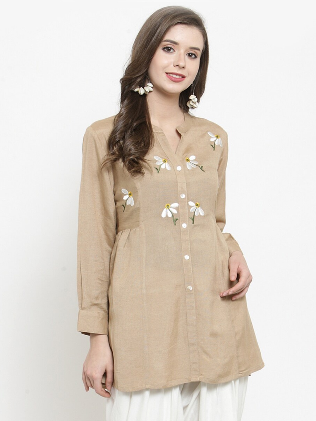 

Varanga Beige & White Viscose Rayon Mandarin Collar Embroidered Tunic