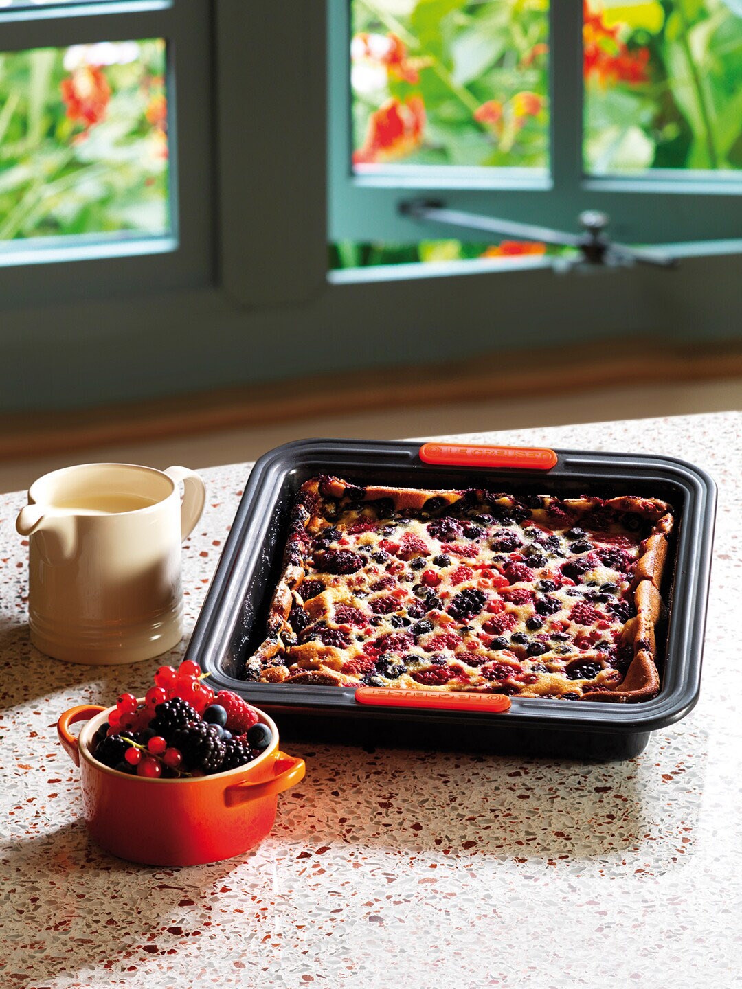

LE CREUSET Black Solid Square Cake Baking Tray